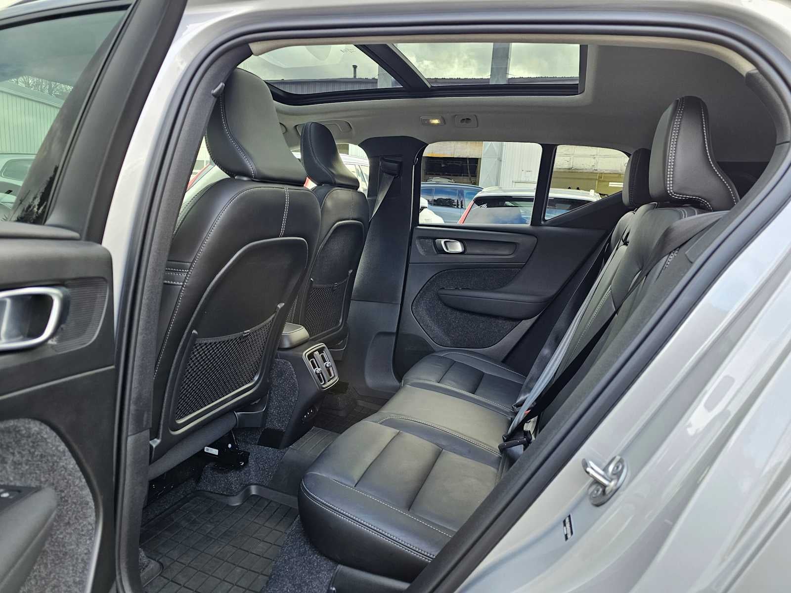 2025 Volvo XC40 Plus Bright Theme