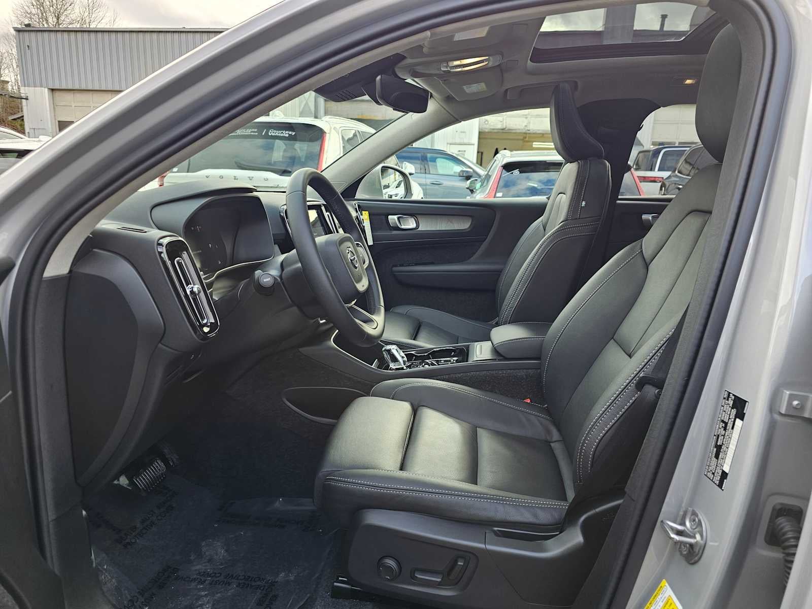 2025 Volvo XC40 Plus Bright Theme