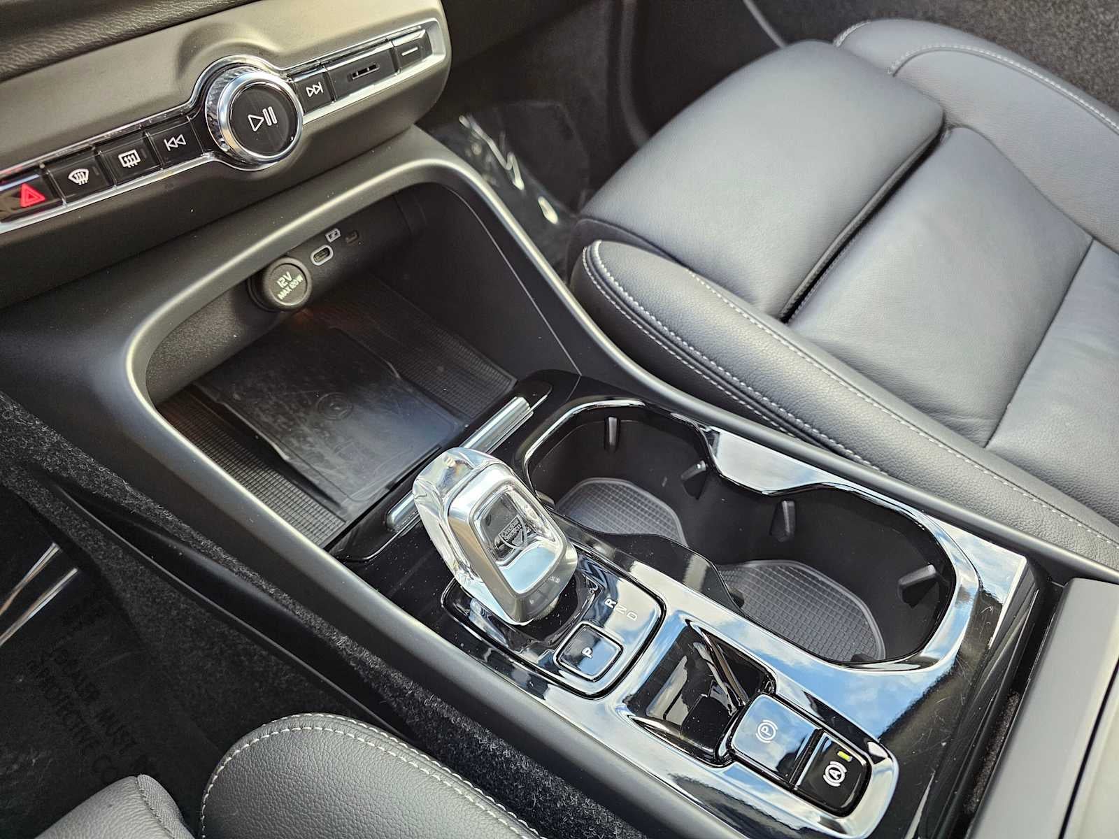 2025 Volvo XC40 Plus Bright Theme