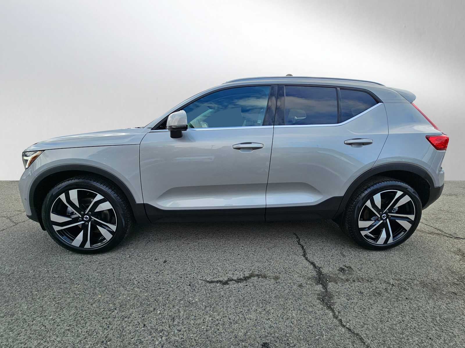 2025 Volvo XC40 Plus Bright Theme