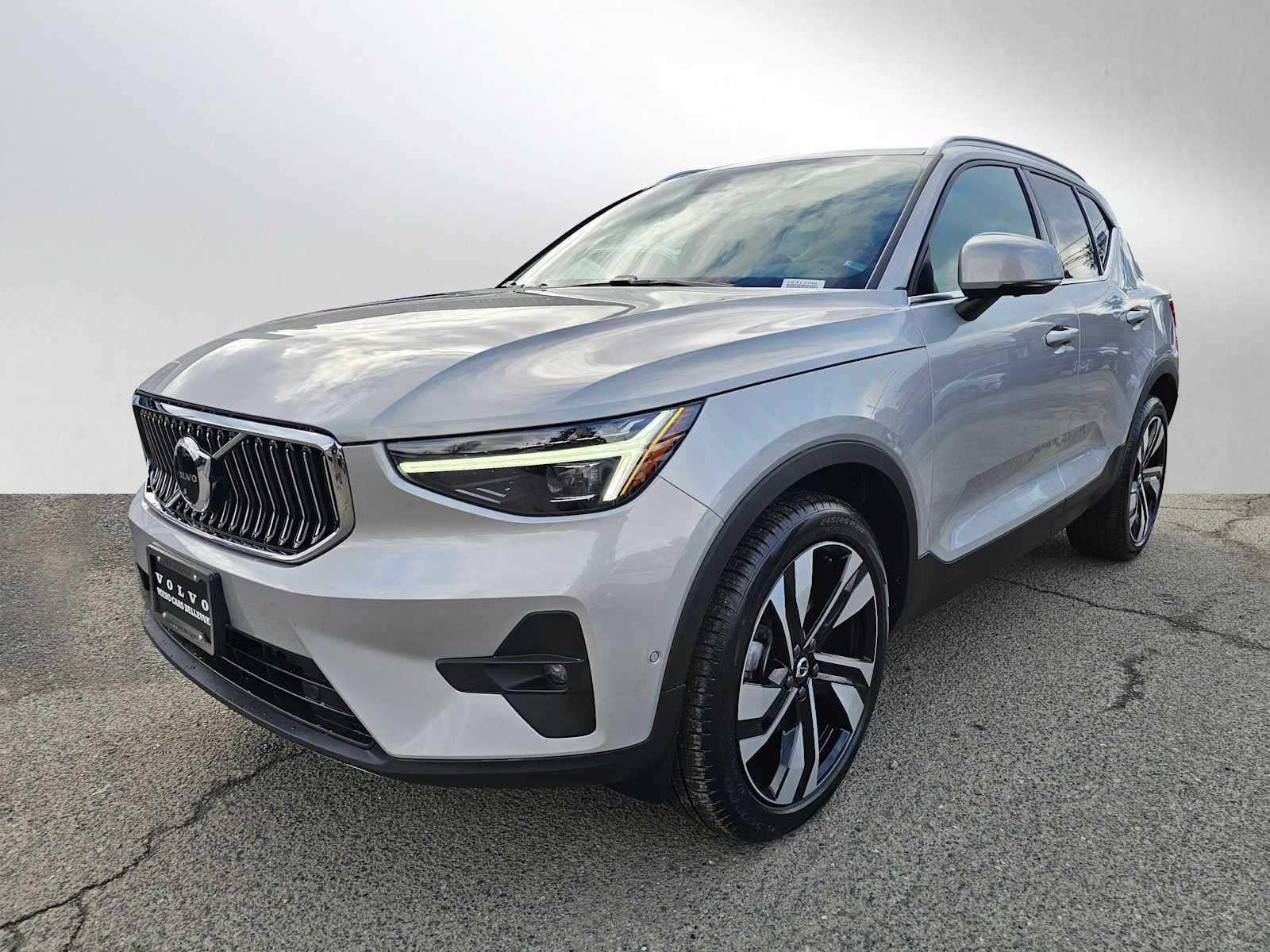 2025 Volvo XC40 Plus Bright Theme
