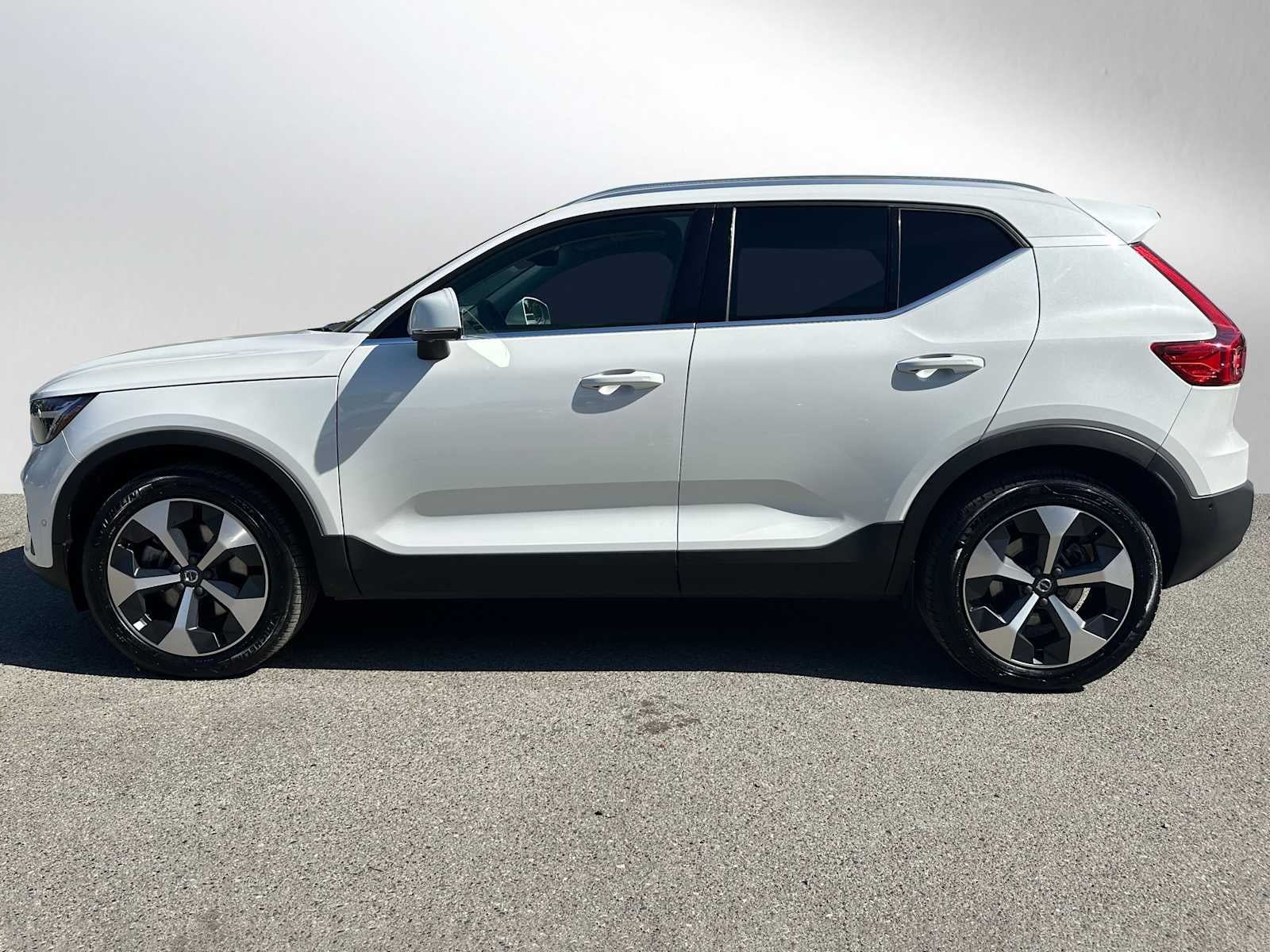 2025 Volvo XC40 Plus Bright Theme