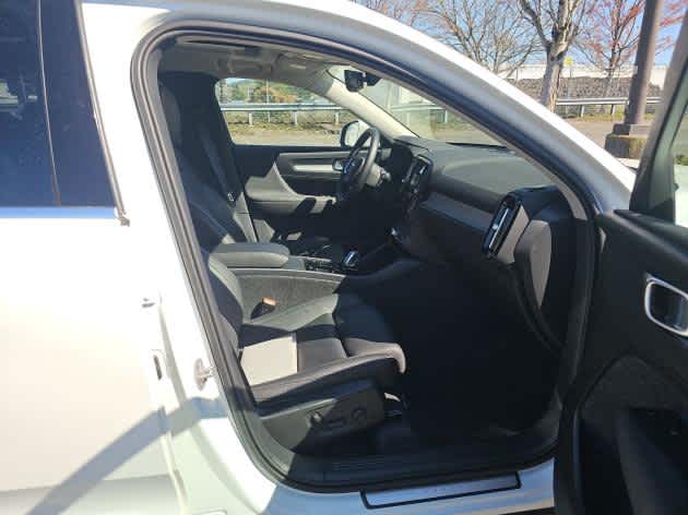 2025 Volvo XC40 Plus Bright Theme