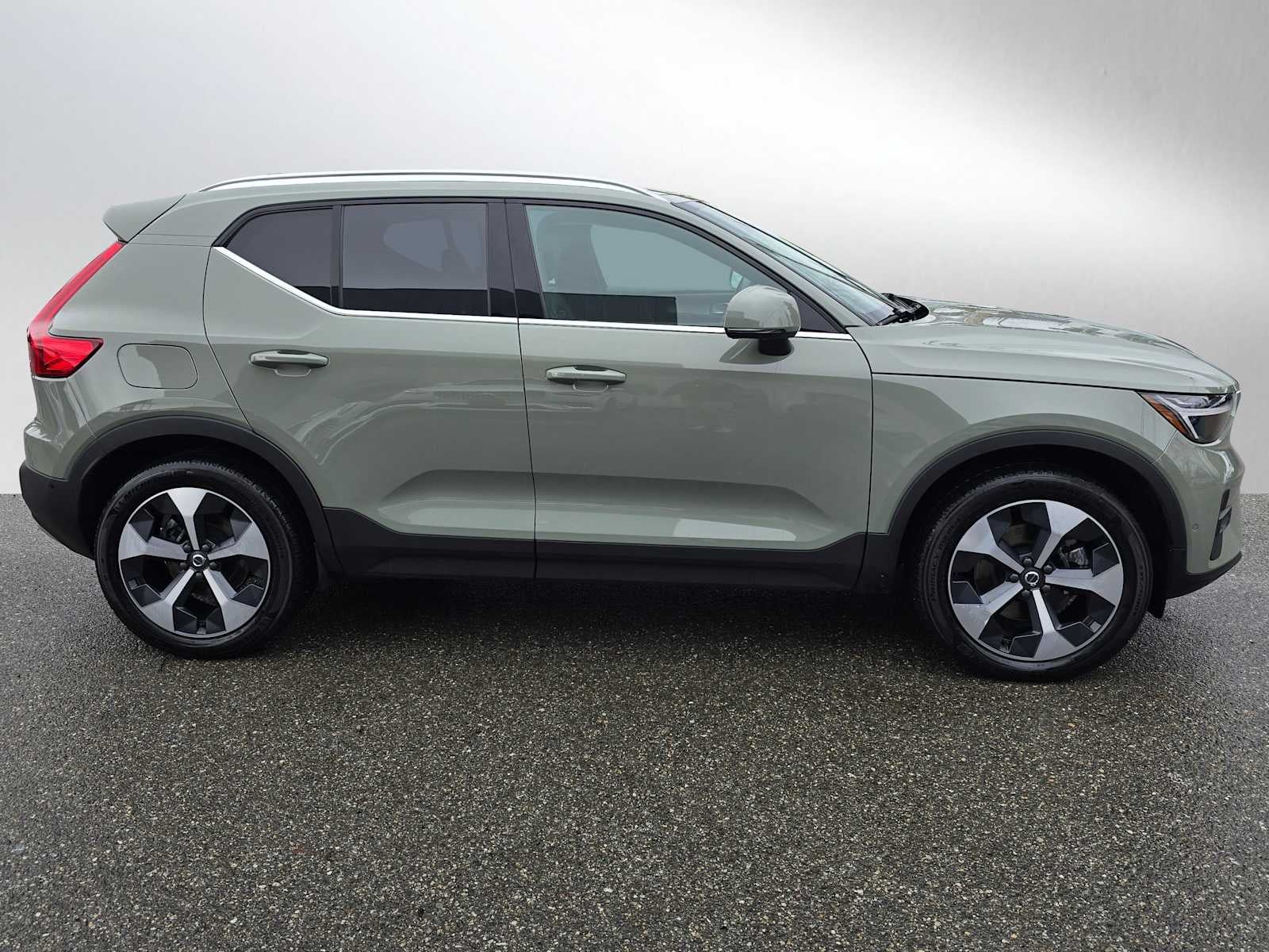 2025 Volvo XC40 Plus Bright Theme