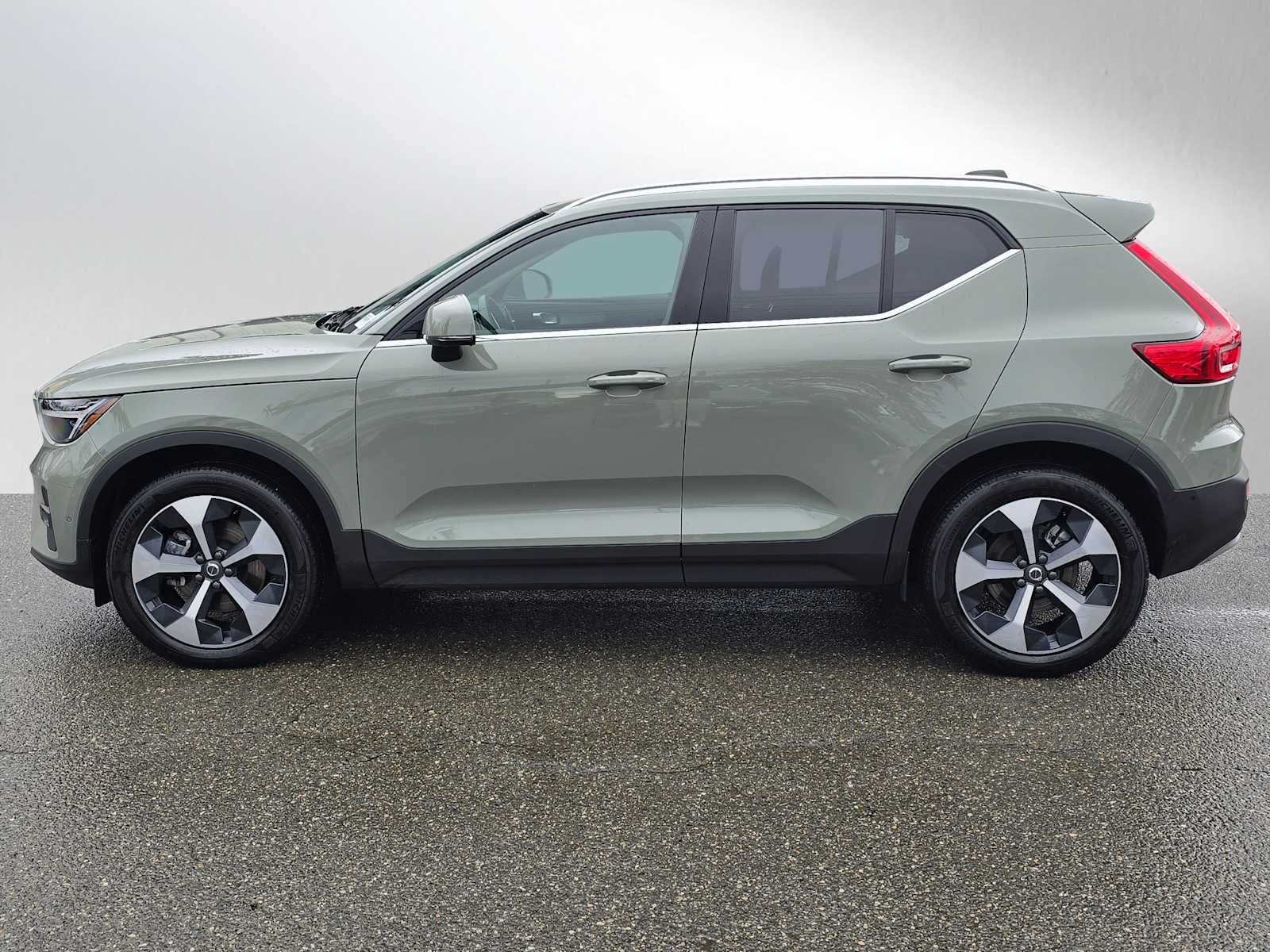 2025 Volvo XC40 Plus Bright Theme