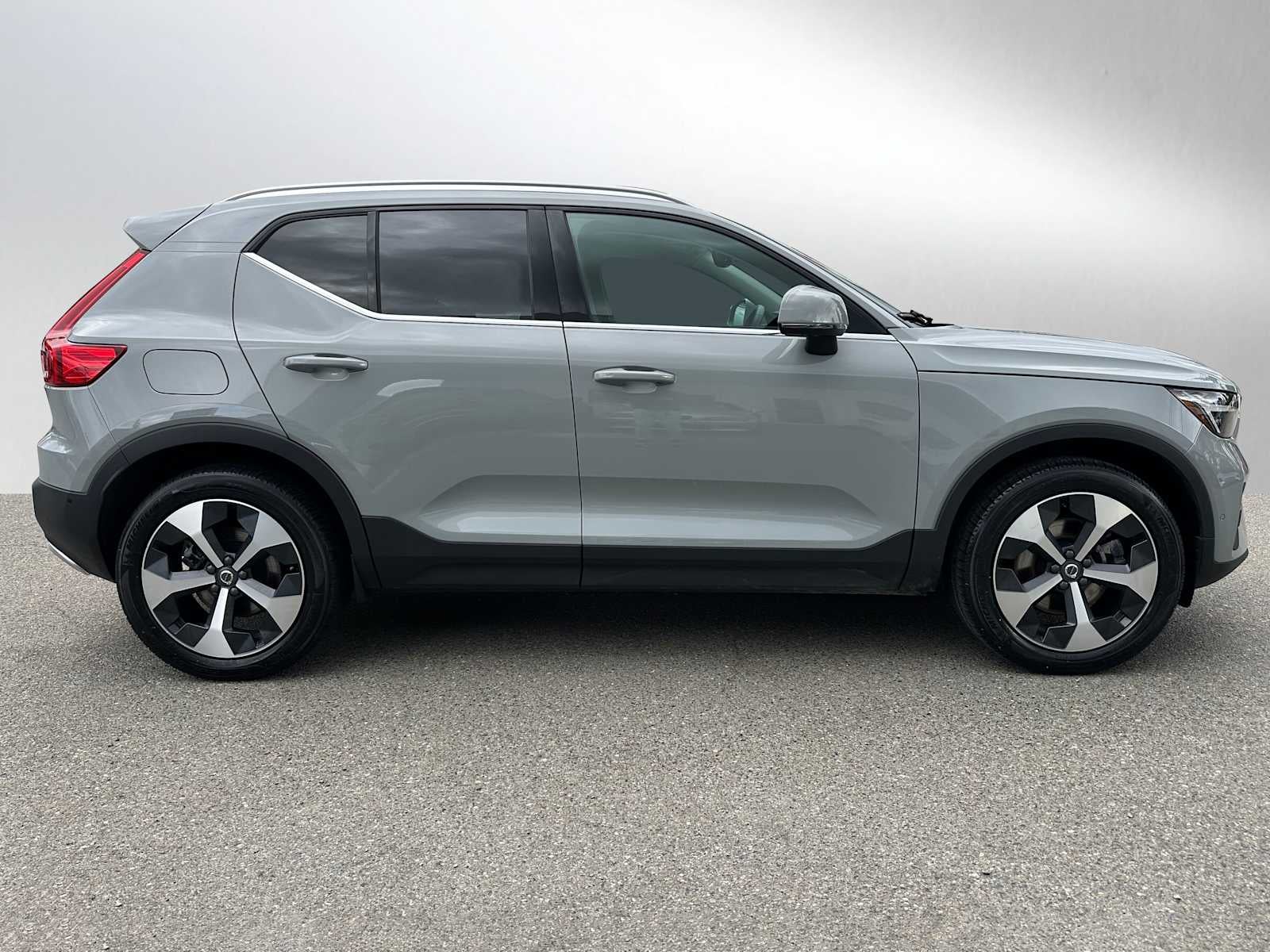 2025 Volvo XC40 Plus Bright Theme