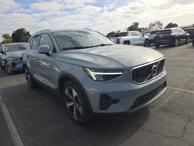 2025 Volvo XC40 Plus Bright Theme