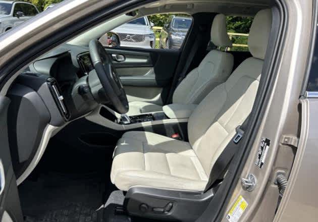 2024 Volvo XC40 Plus Bright Theme
