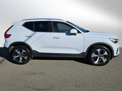 2025 Volvo XC40 Plus Bright Theme