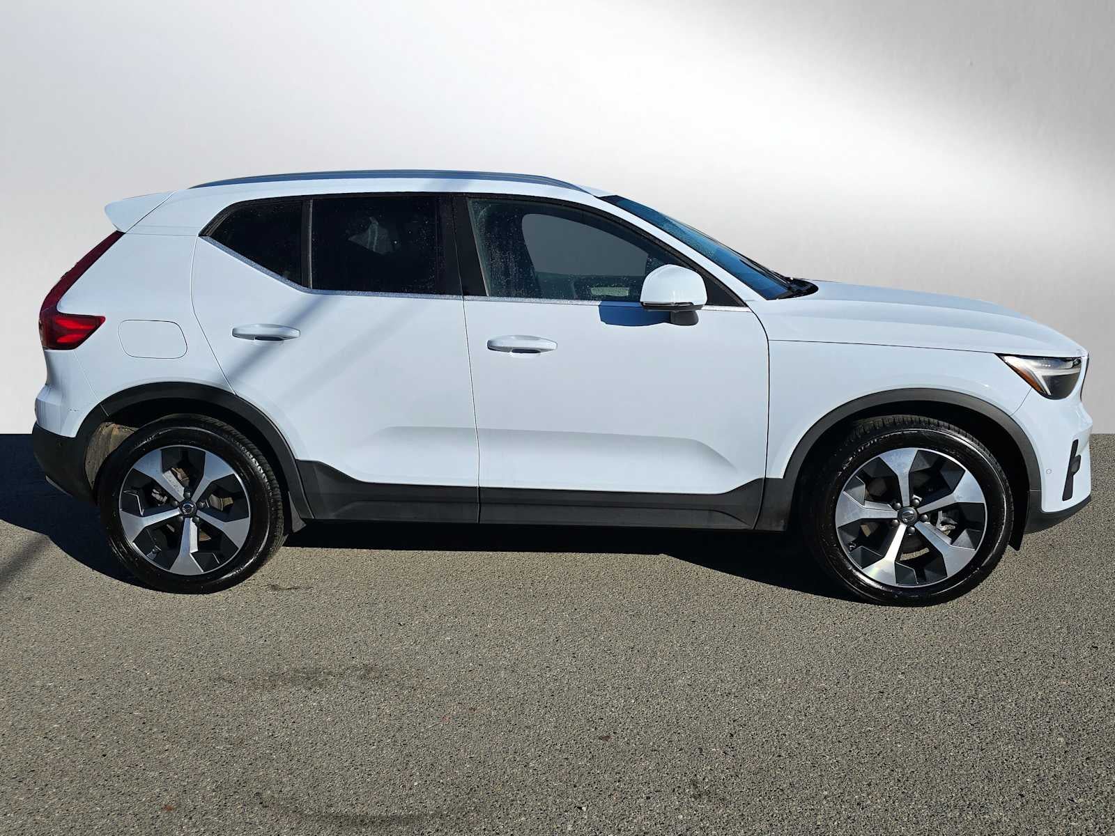 2025 Volvo XC40 Plus Bright Theme