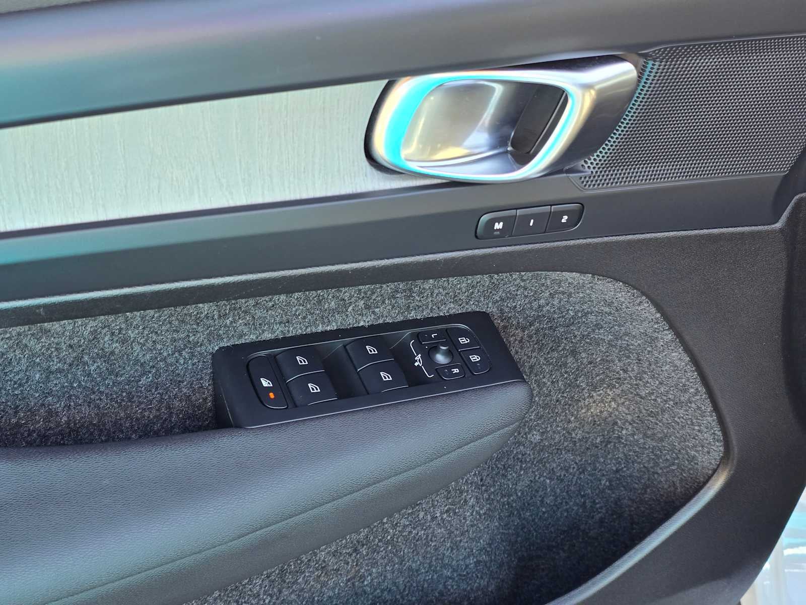 2025 Volvo XC40 Plus Bright Theme