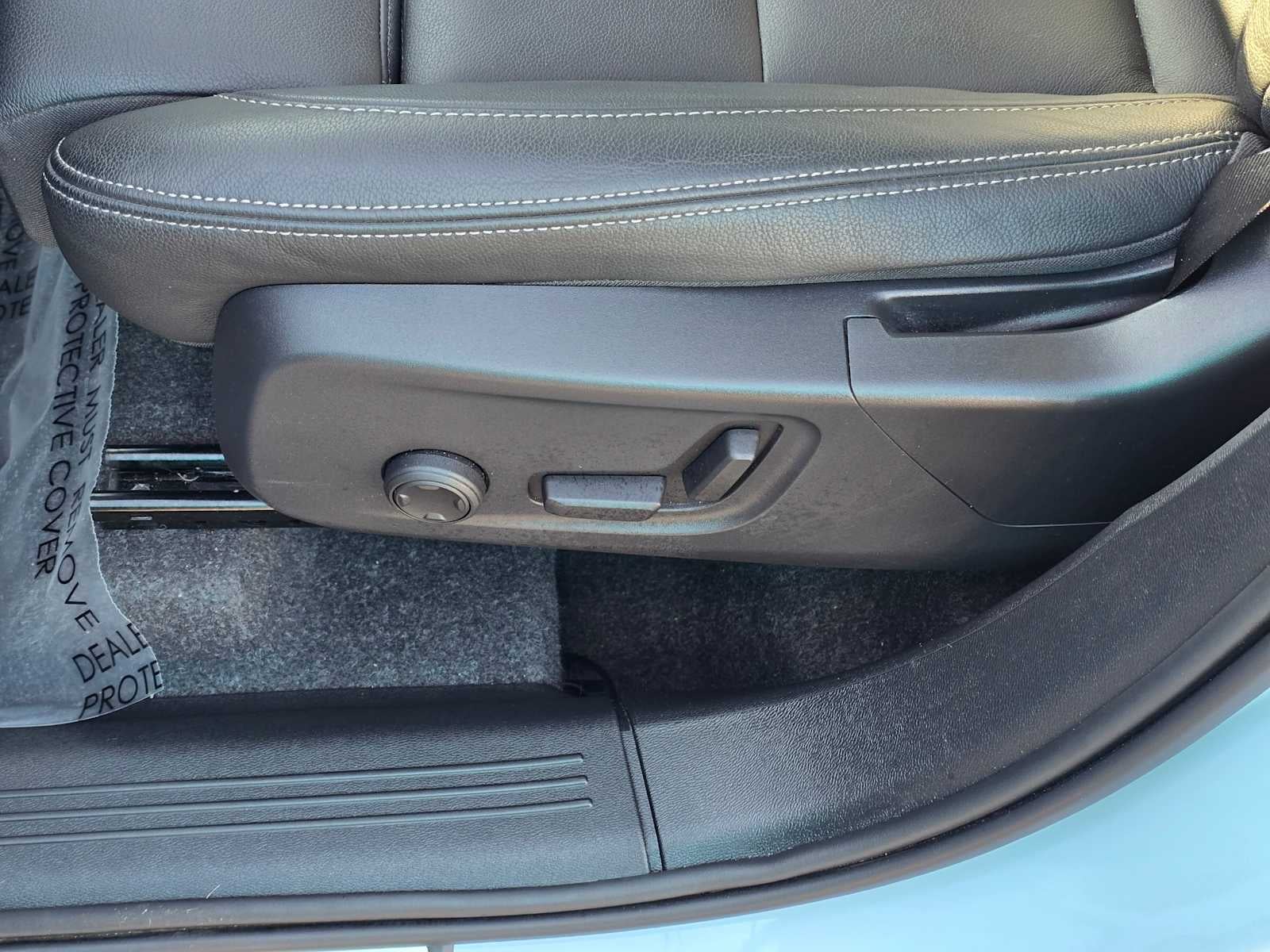 2025 Volvo XC40 Plus Bright Theme