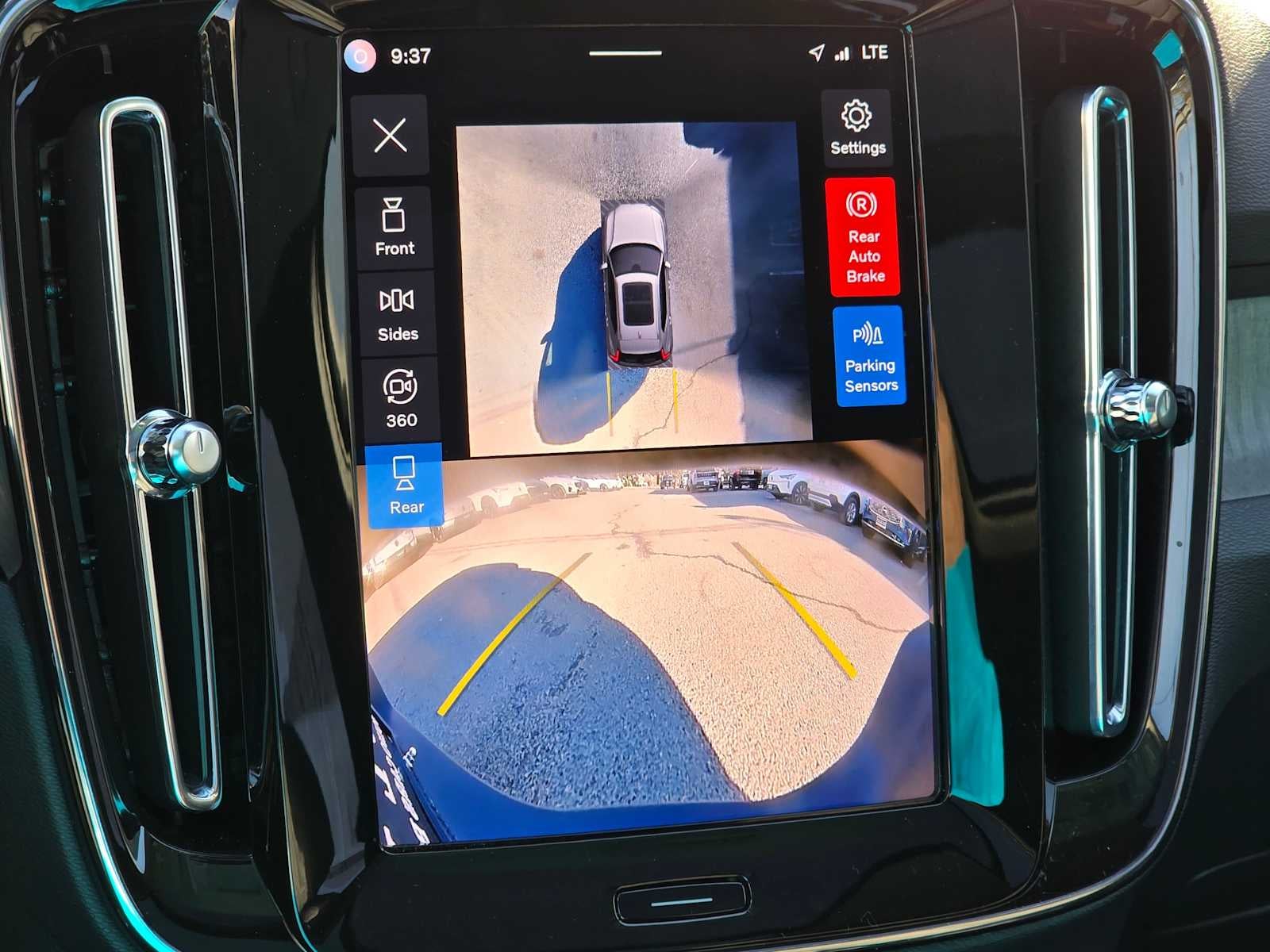 2025 Volvo XC40 Plus Bright Theme