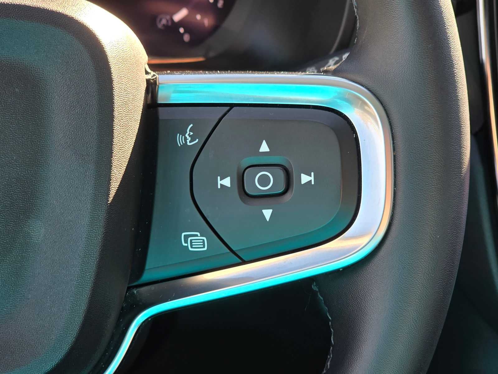 2025 Volvo XC40 Plus Bright Theme