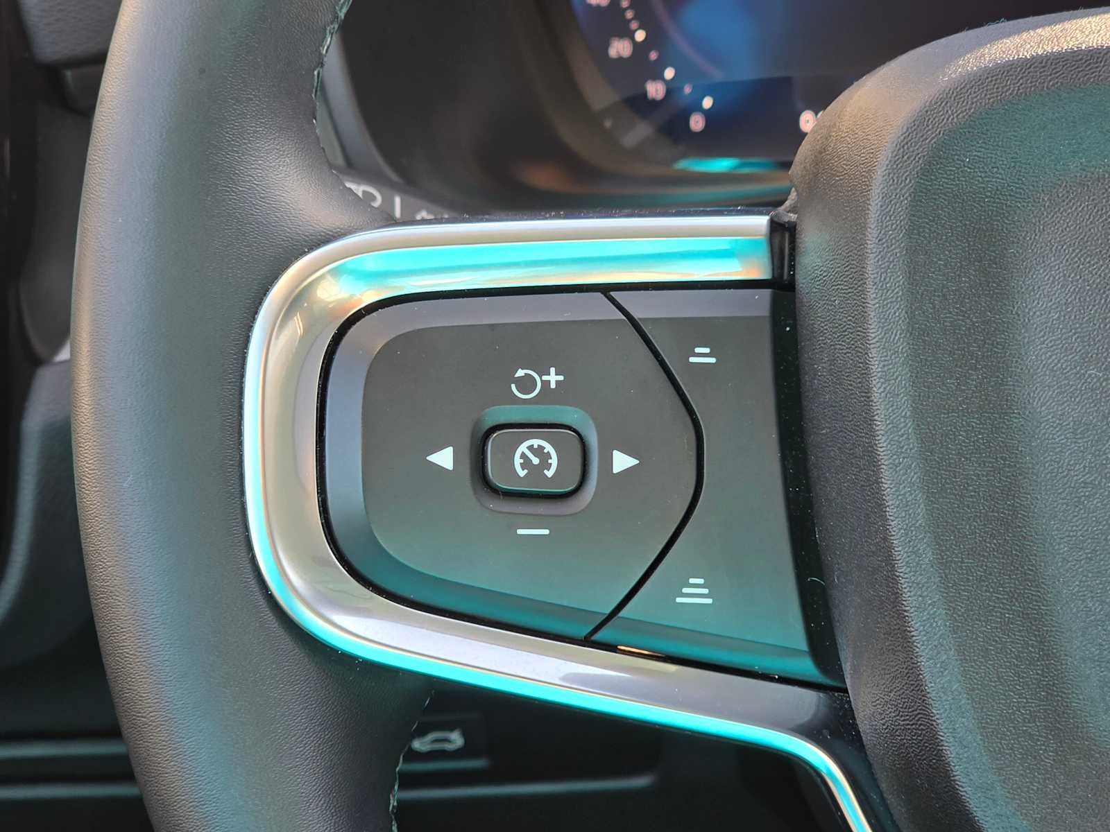 2025 Volvo XC40 Plus Bright Theme