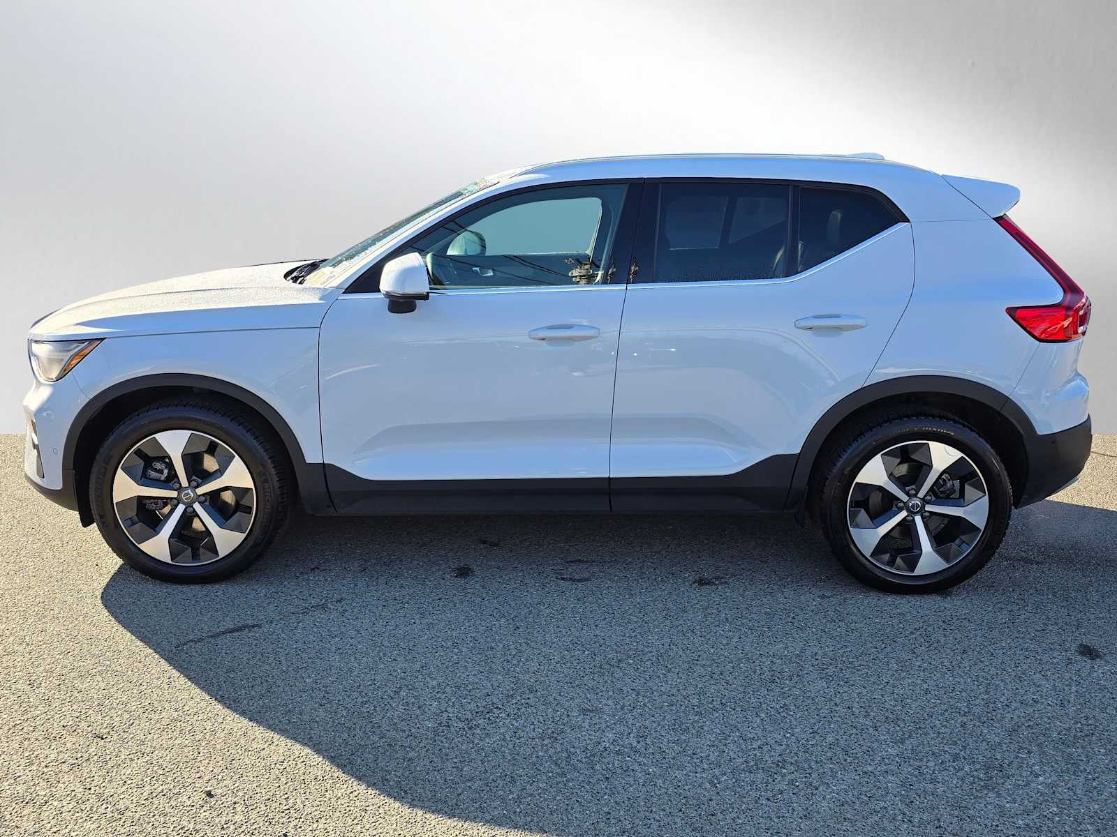 2025 Volvo XC40 Plus Bright Theme