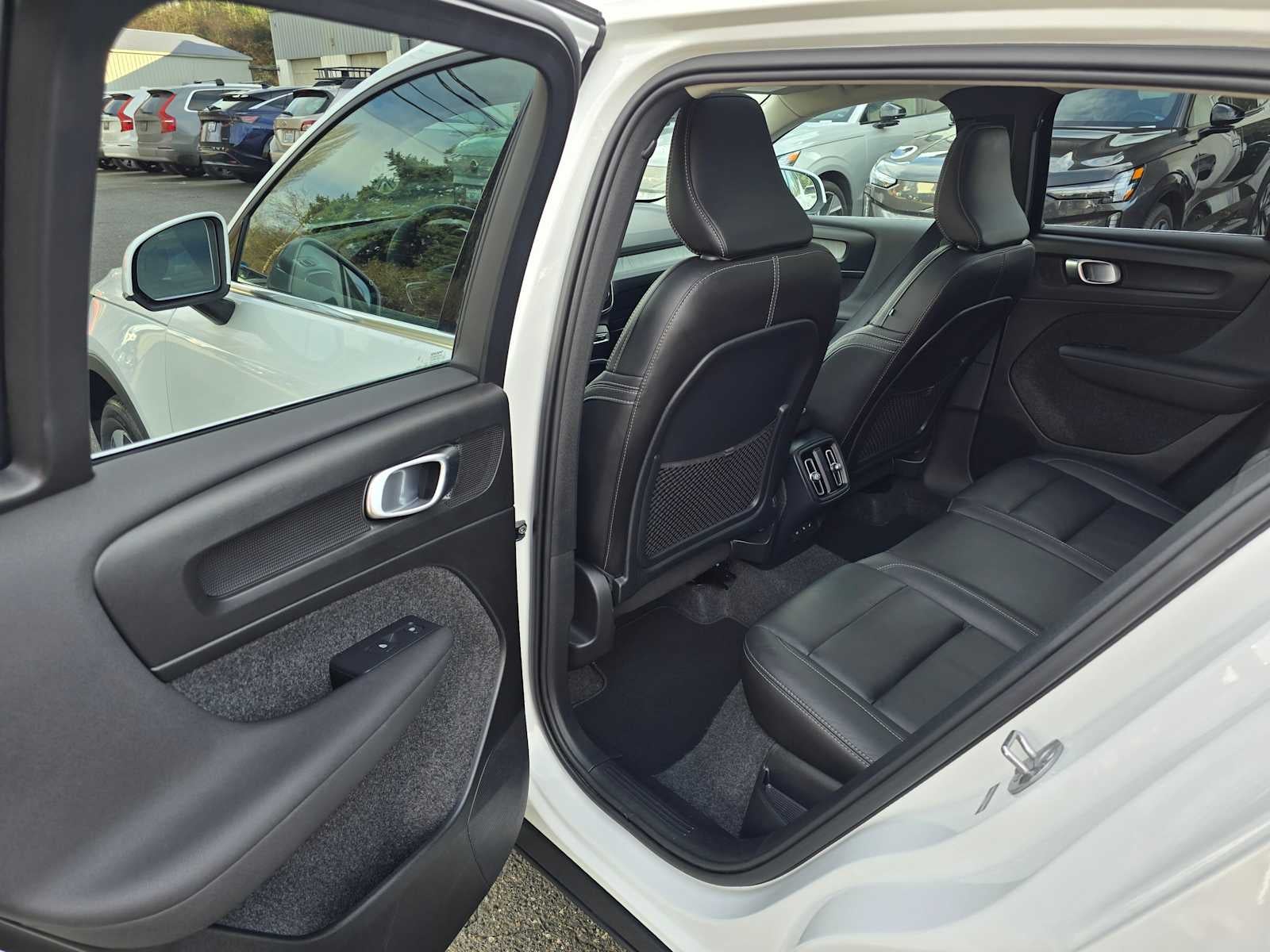 2025 Volvo XC40 Plus Bright Theme