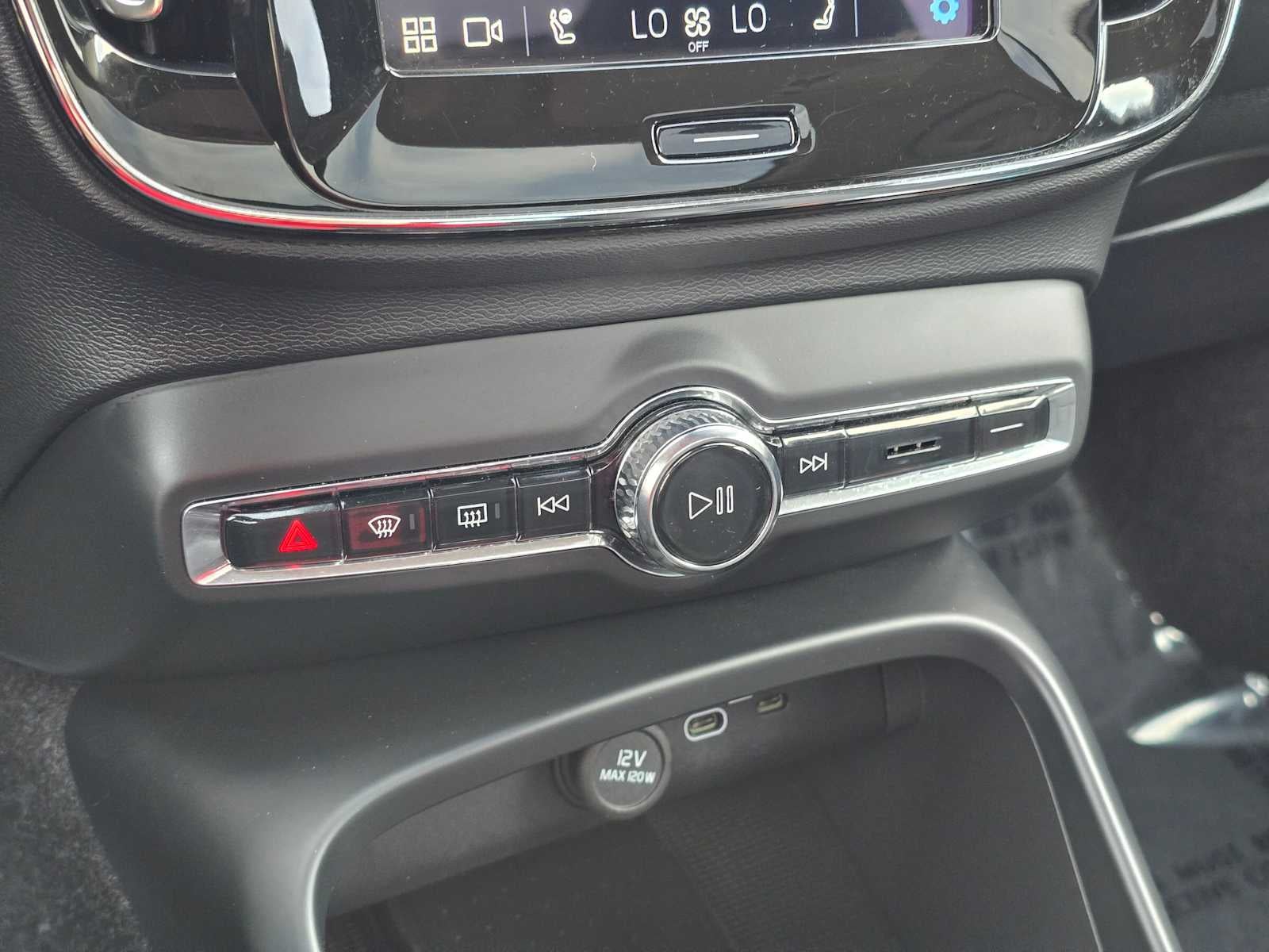 2025 Volvo XC40 Plus Bright Theme