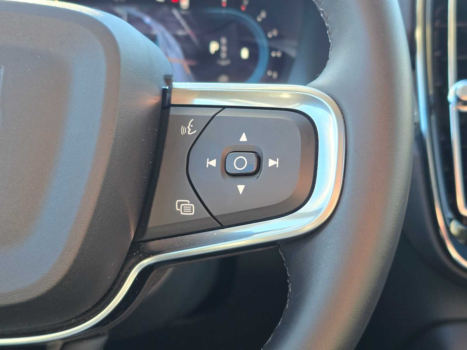 2025 Volvo XC40 Plus Bright Theme