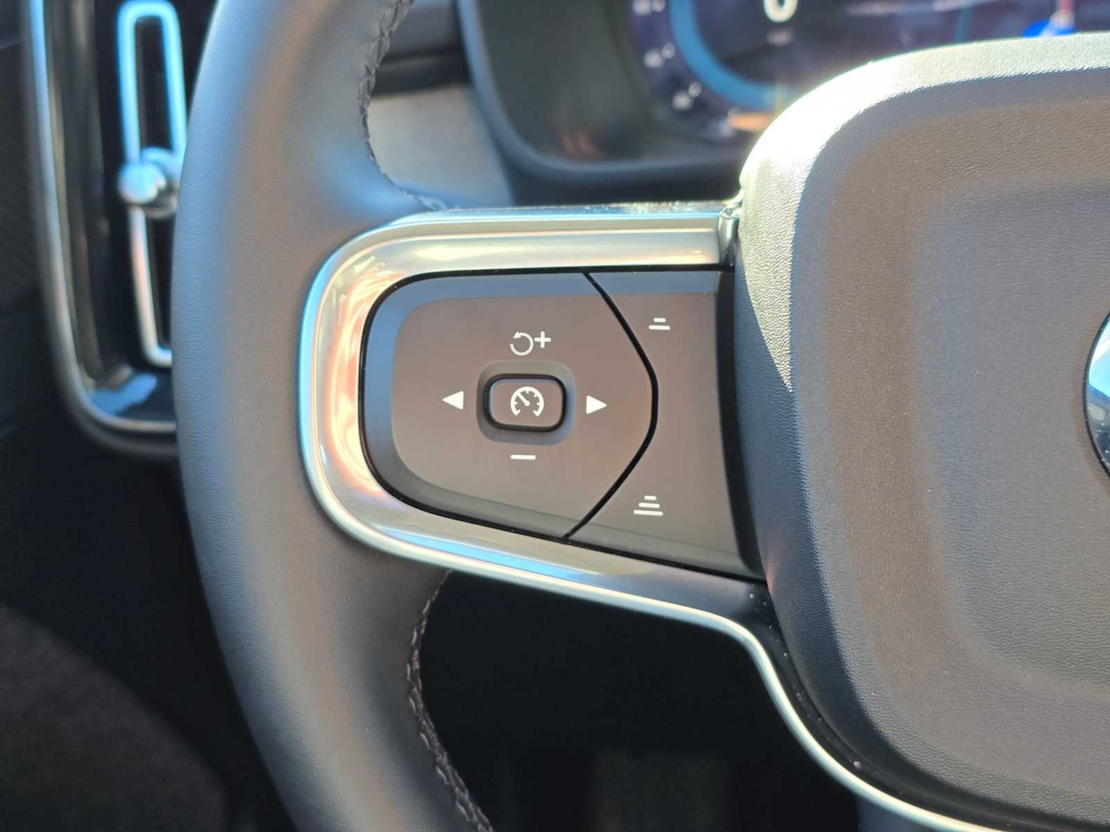 2025 Volvo XC40 Plus Bright Theme