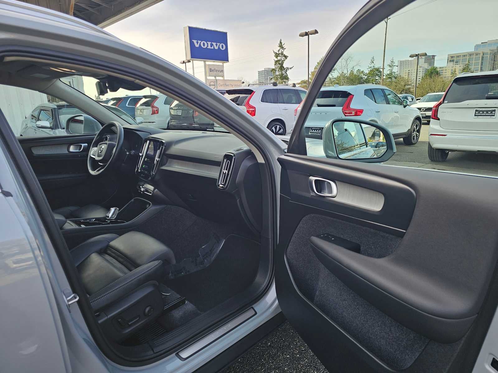 2025 Volvo XC40 Plus Bright Theme
