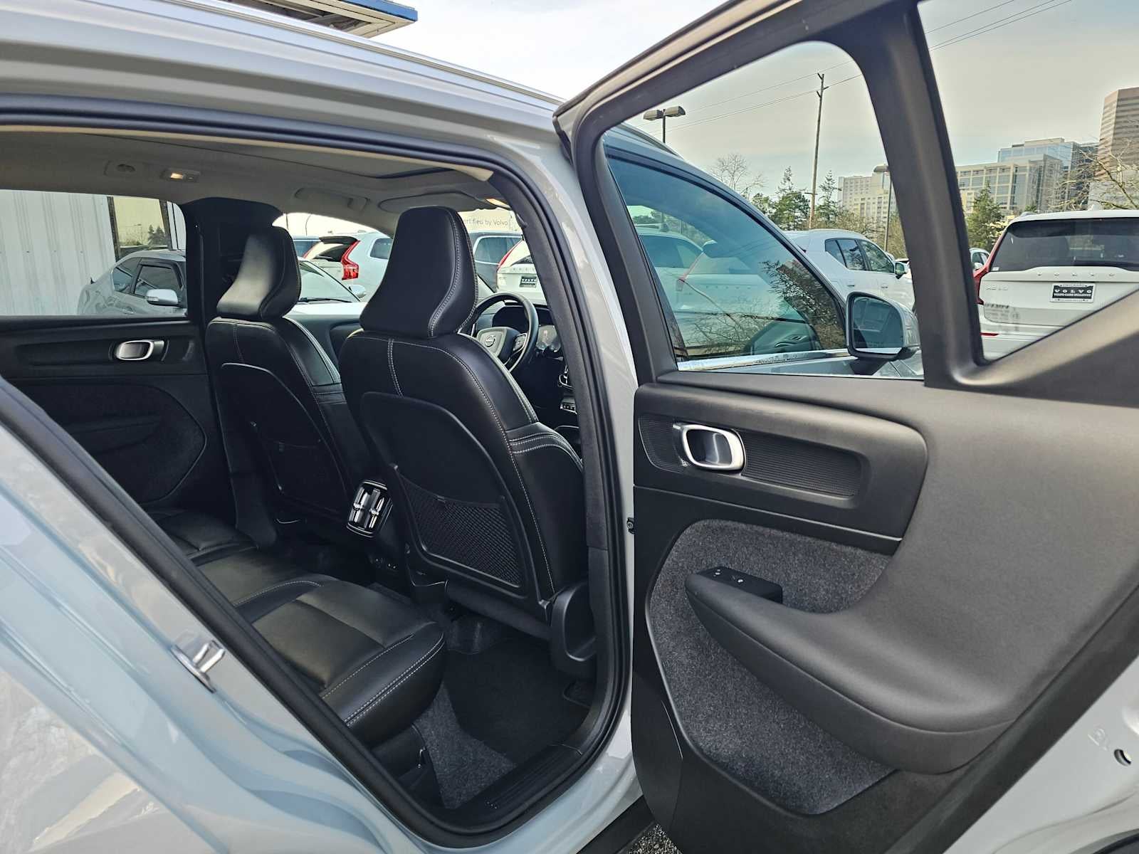 2025 Volvo XC40 Plus Bright Theme