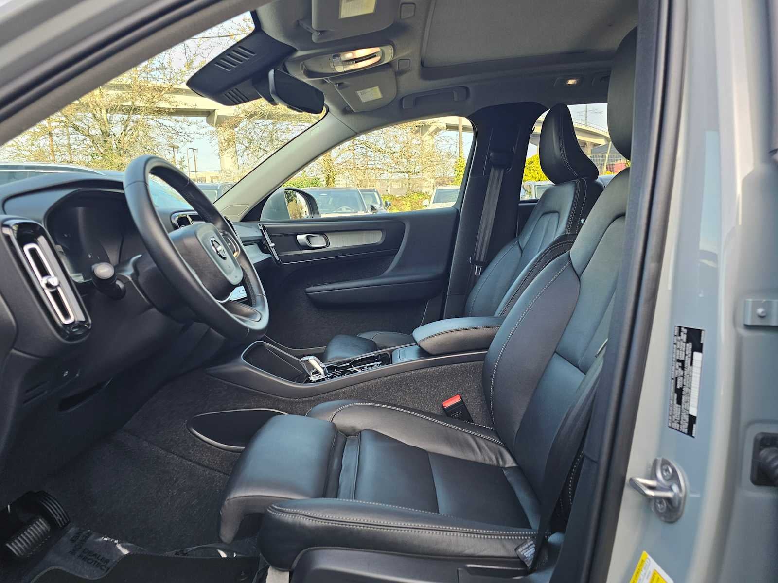 2025 Volvo XC40 Plus Bright Theme