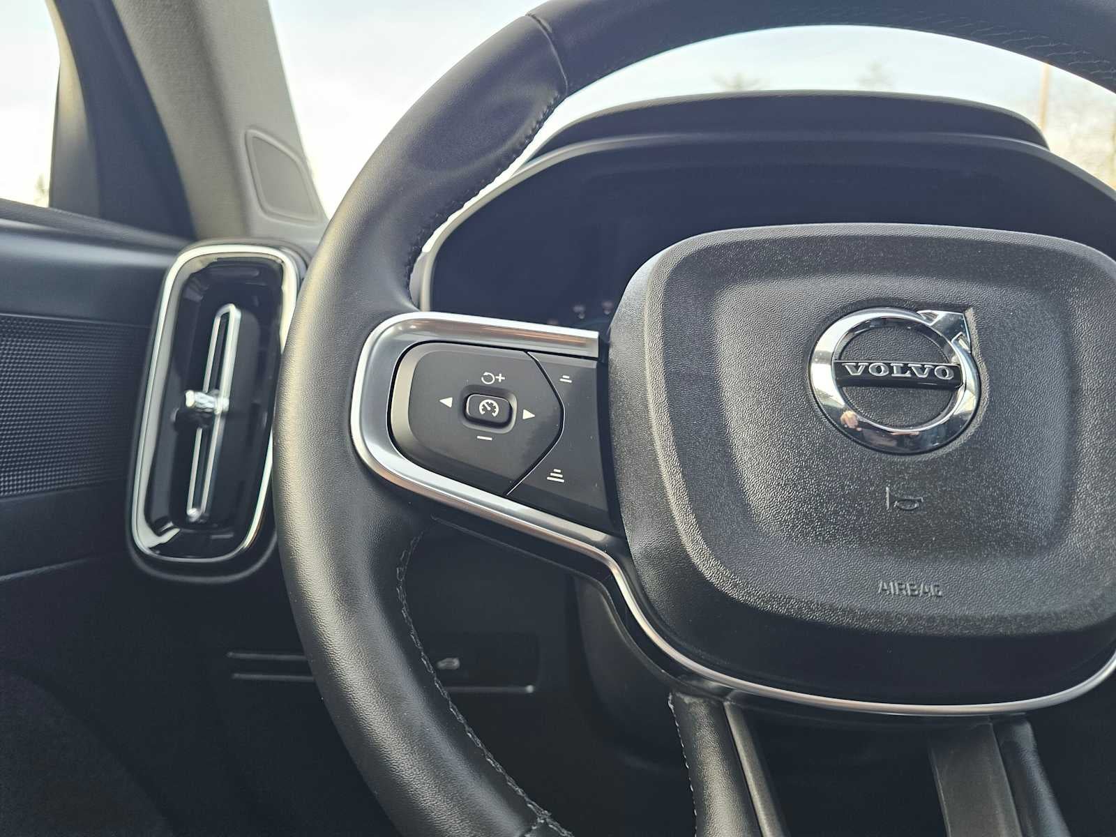 2025 Volvo XC40 Plus Bright Theme