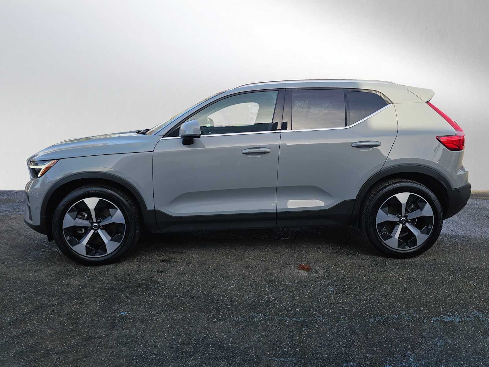 2025 Volvo XC40 Plus Bright Theme