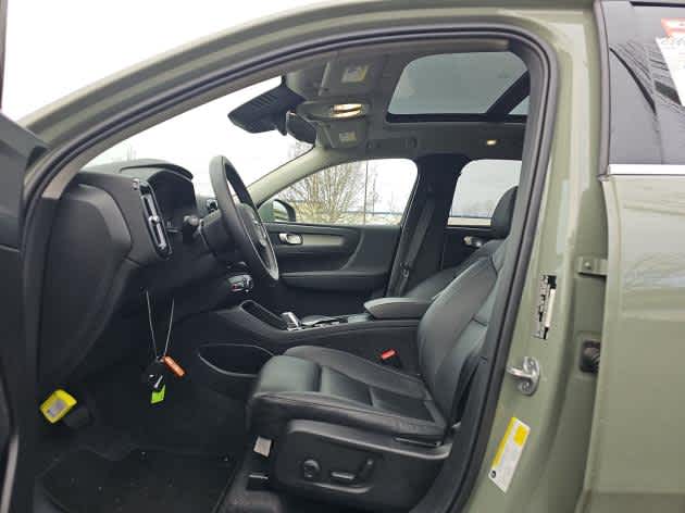 2025 Volvo XC40 Plus Bright Theme