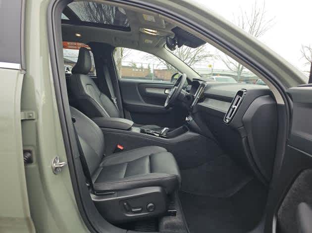 2025 Volvo XC40 Plus Bright Theme