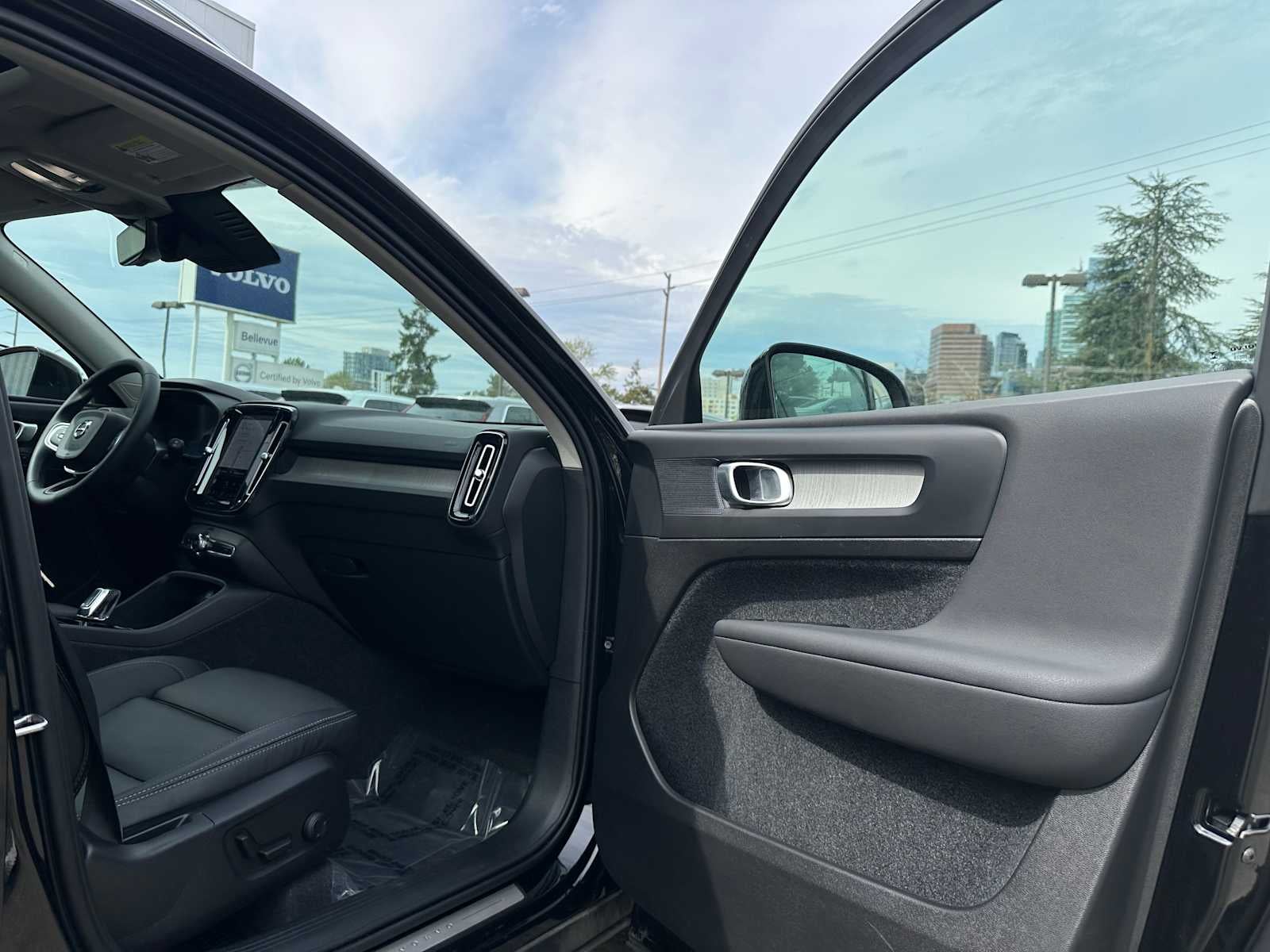 2025 Volvo XC40 Plus Bright Theme