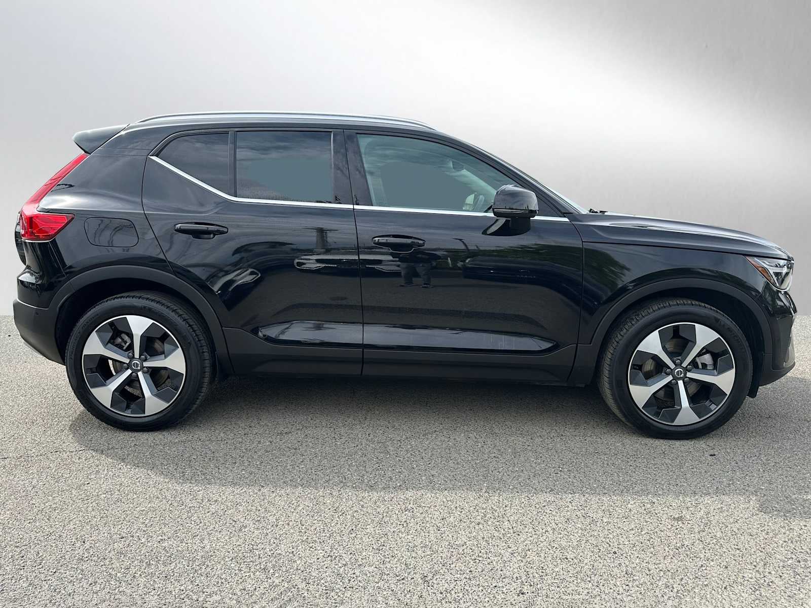 2025 Volvo XC40 Plus Bright Theme