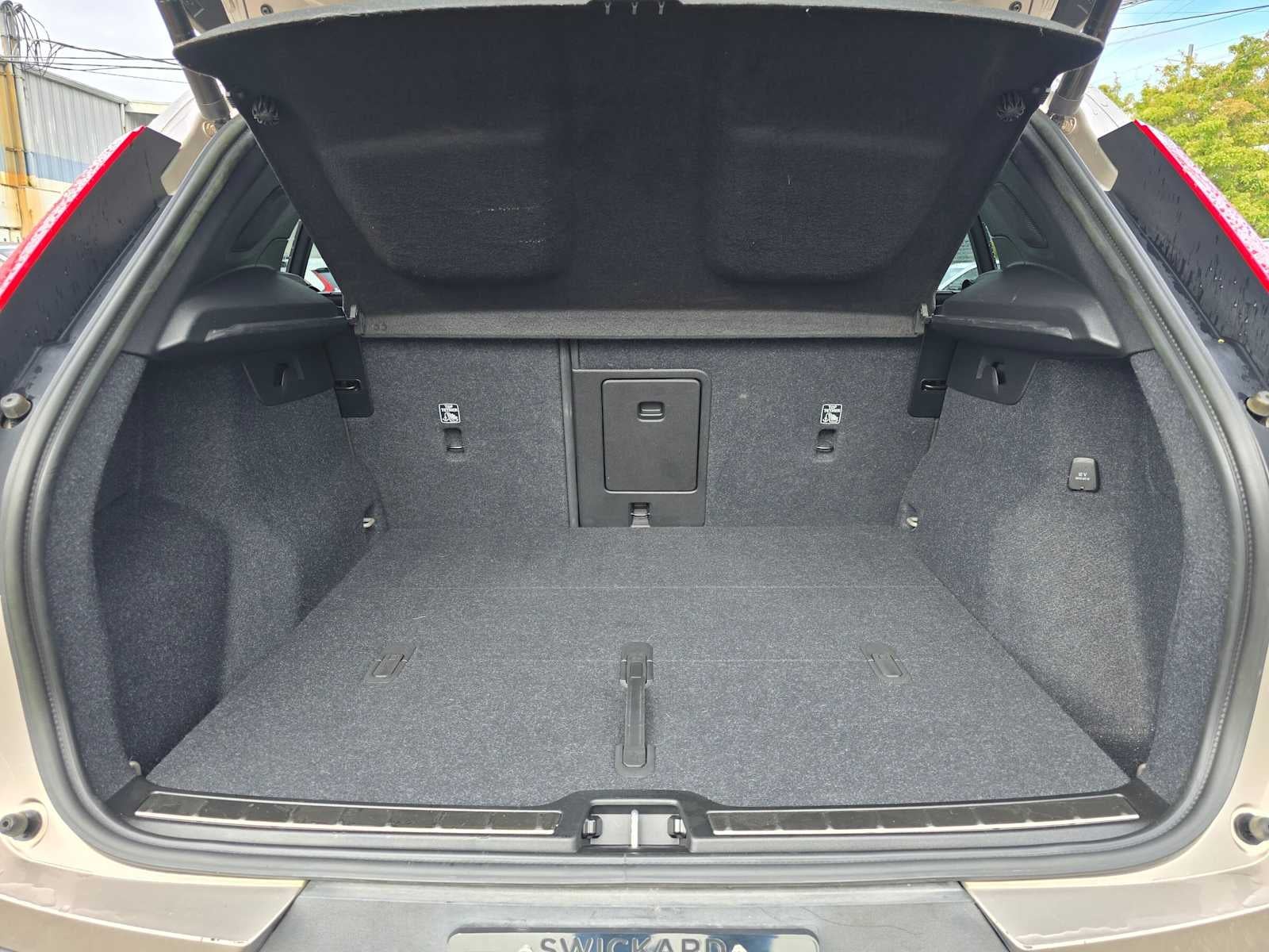 2024 Volvo XC40 Plus Bright Theme