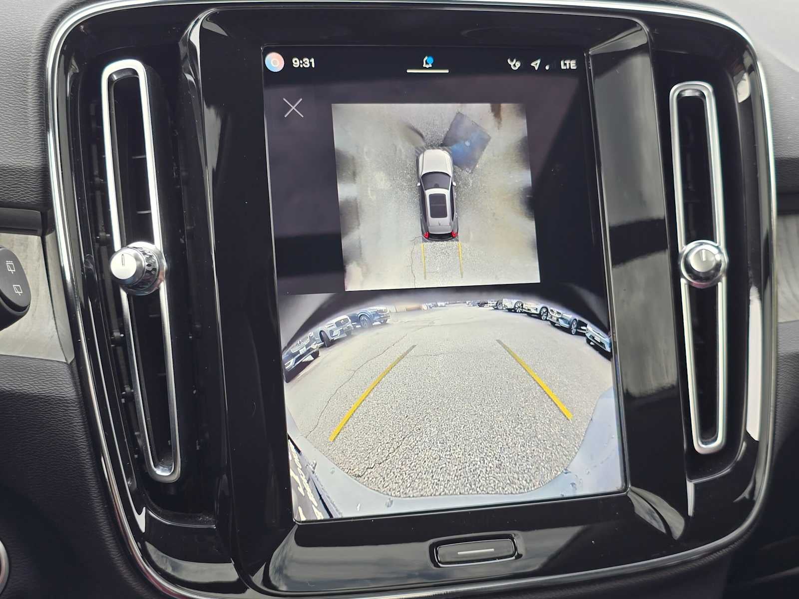 2024 Volvo XC40 Plus Bright Theme