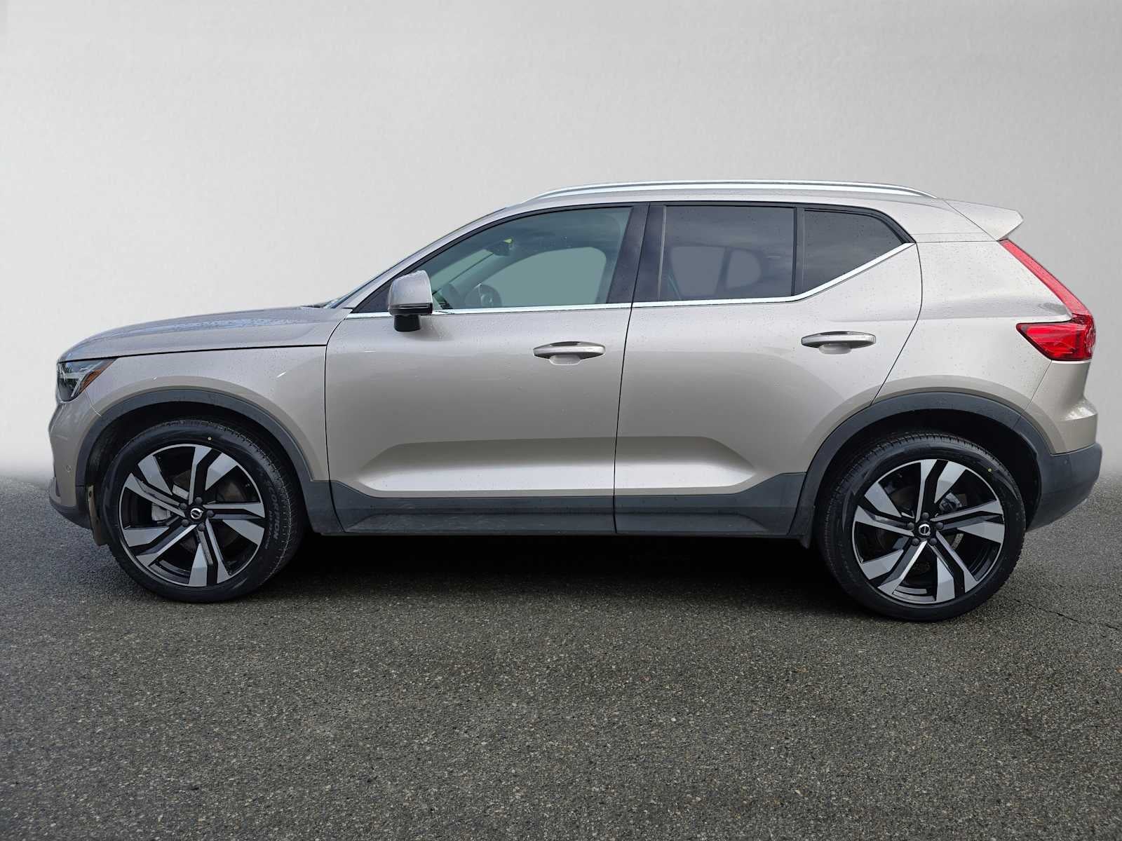2024 Volvo XC40 Plus Bright Theme