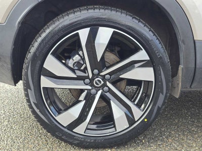 2024 Volvo XC40 Plus Bright Theme