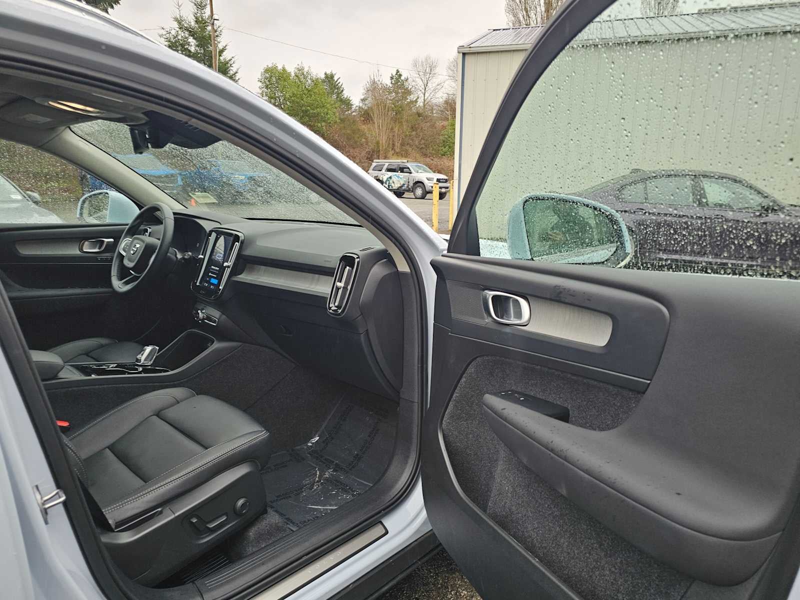 2025 Volvo XC40 Plus Bright Theme