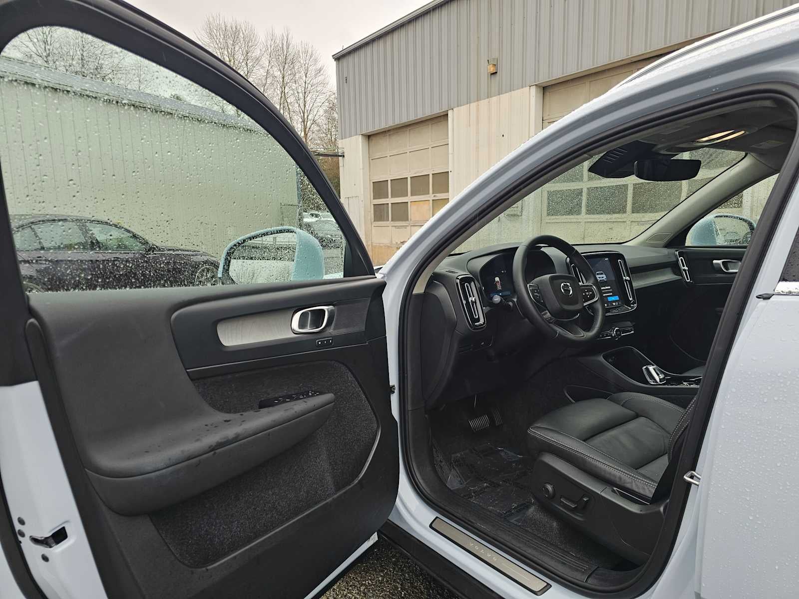 2025 Volvo XC40 Plus Bright Theme