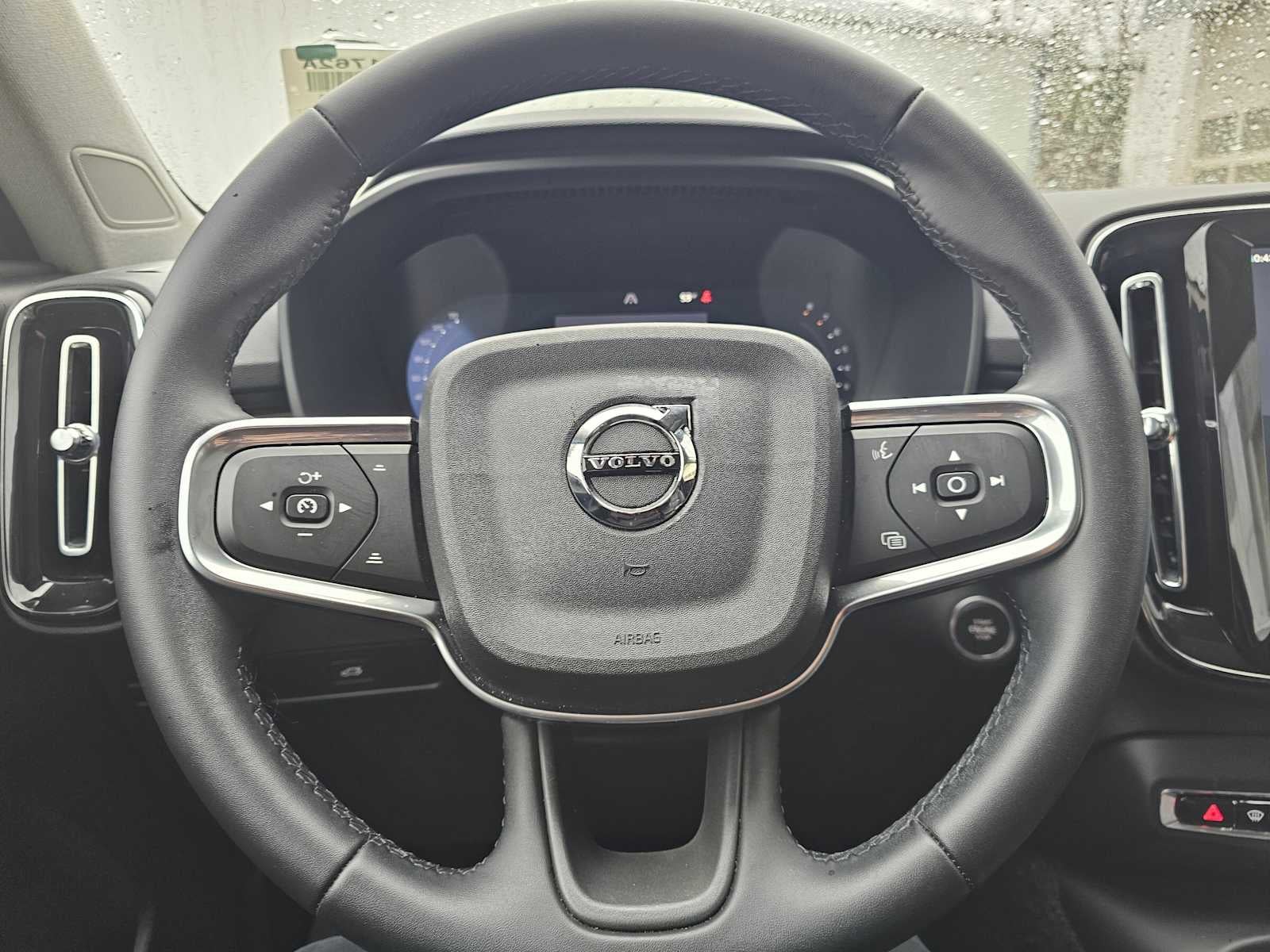 2025 Volvo XC40 Plus Bright Theme