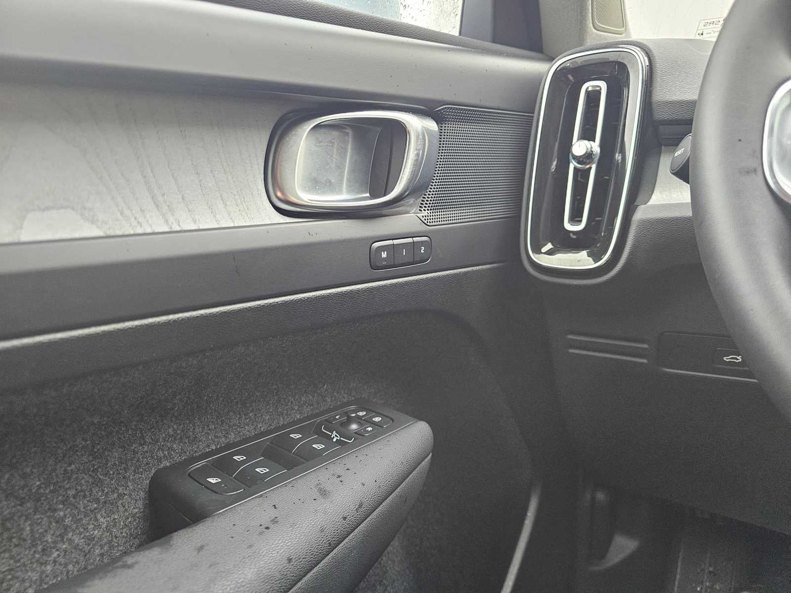 2025 Volvo XC40 Plus Bright Theme