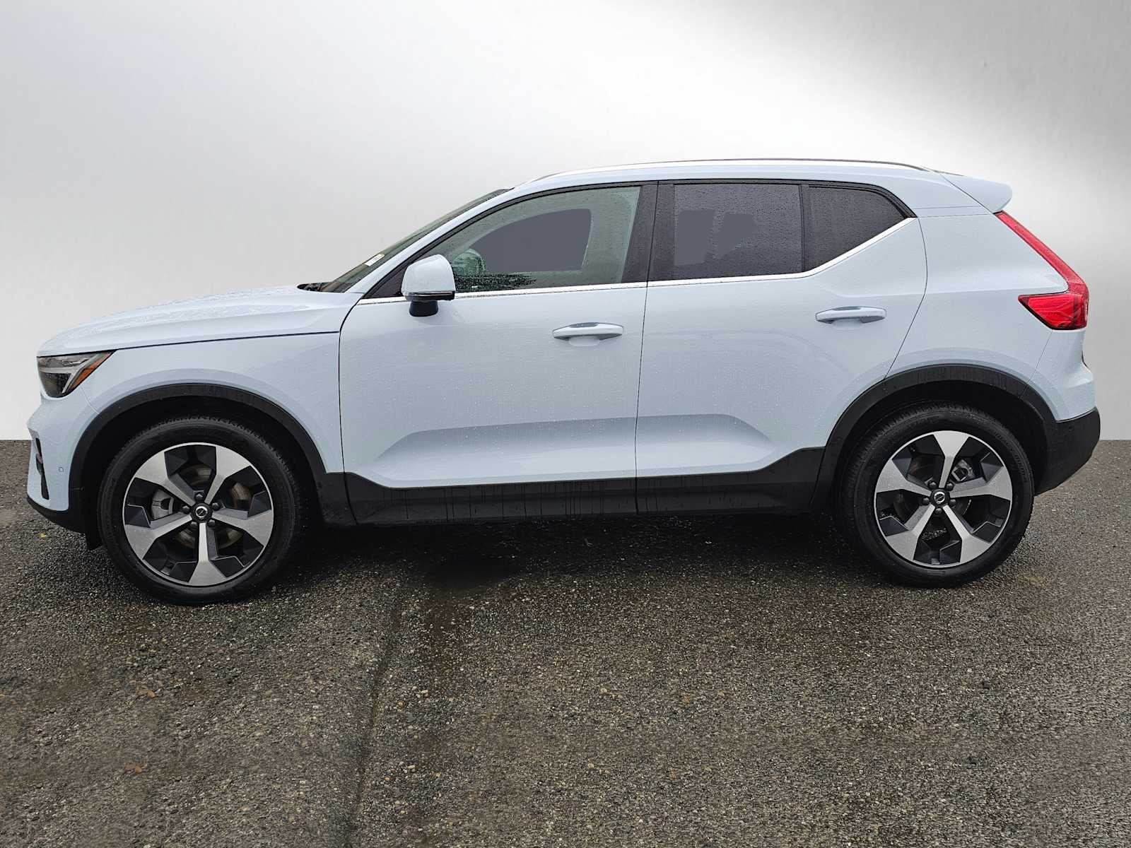 2025 Volvo XC40 Plus Bright Theme