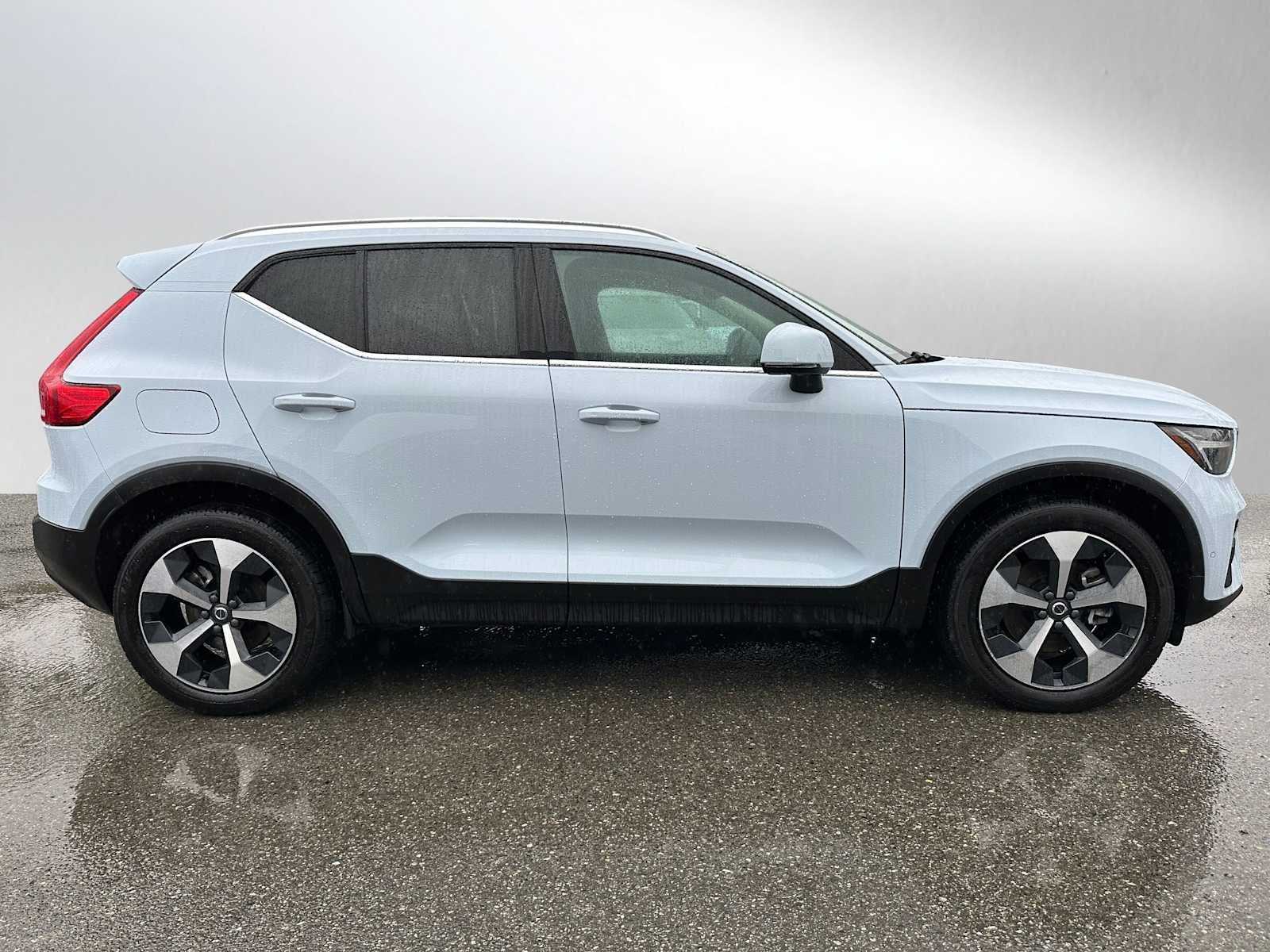 2025 Volvo XC40 Plus Bright Theme