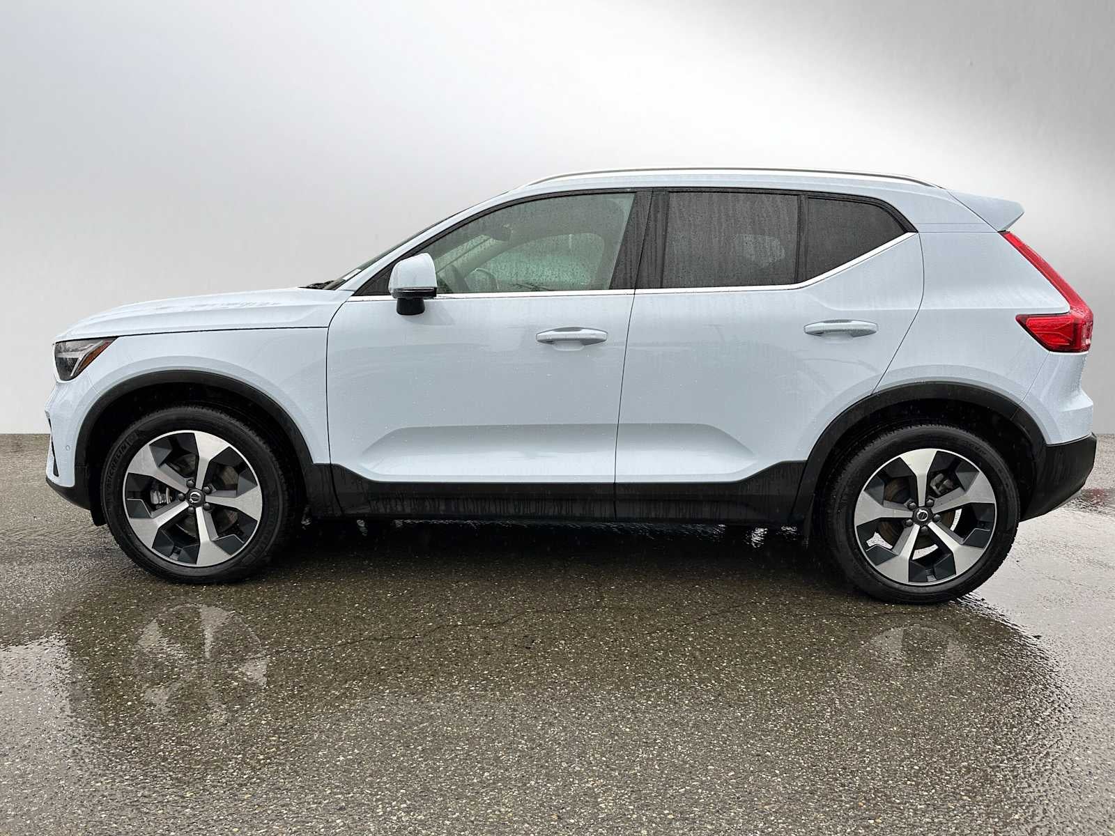 2025 Volvo XC40 Plus Bright Theme