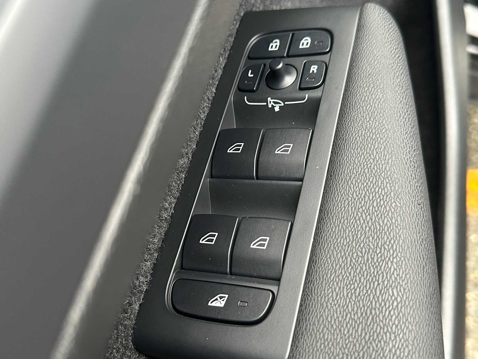 2025 Volvo XC40 Plus Bright Theme