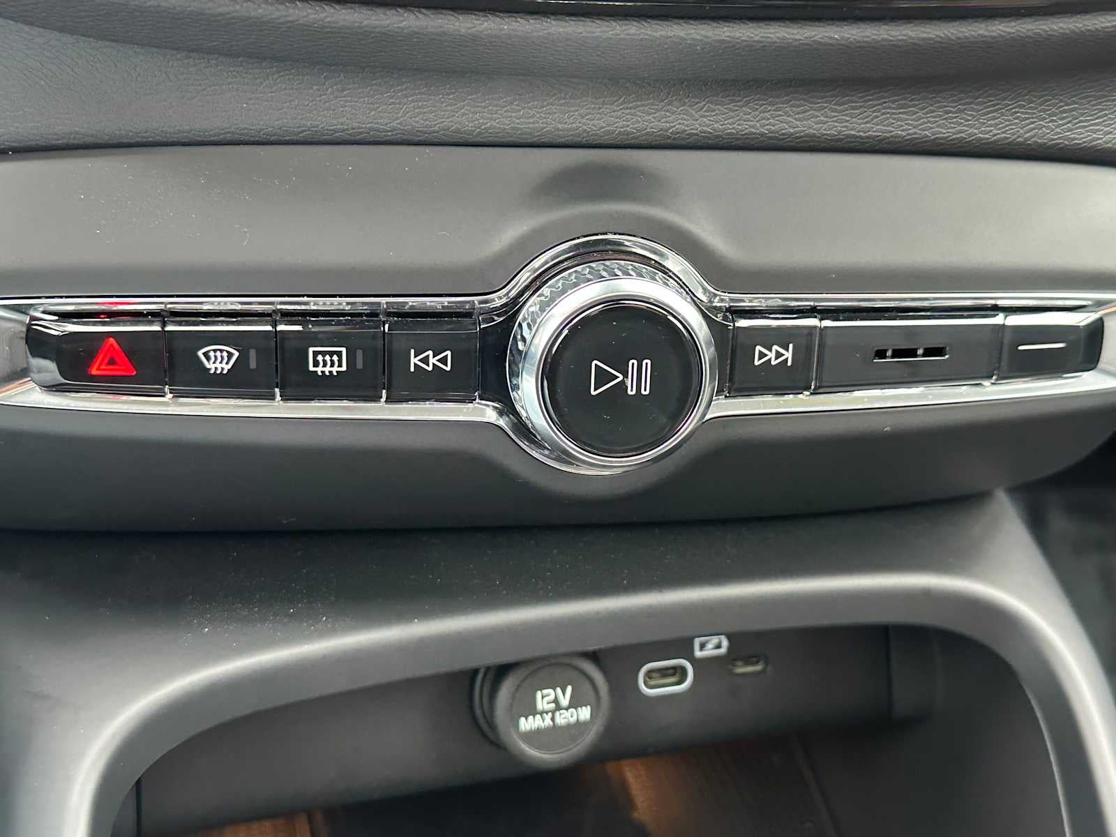 2025 Volvo XC40 Plus Bright Theme