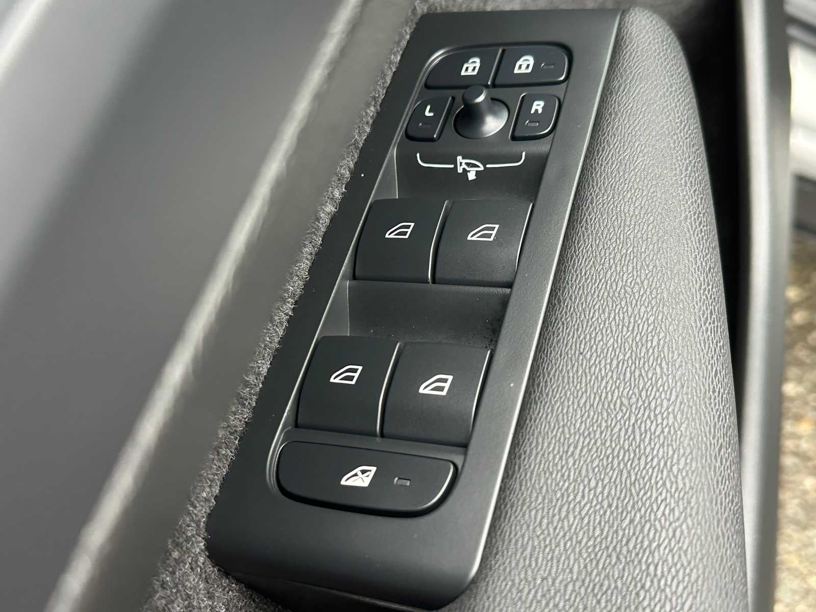 2025 Volvo XC40 Plus Bright Theme