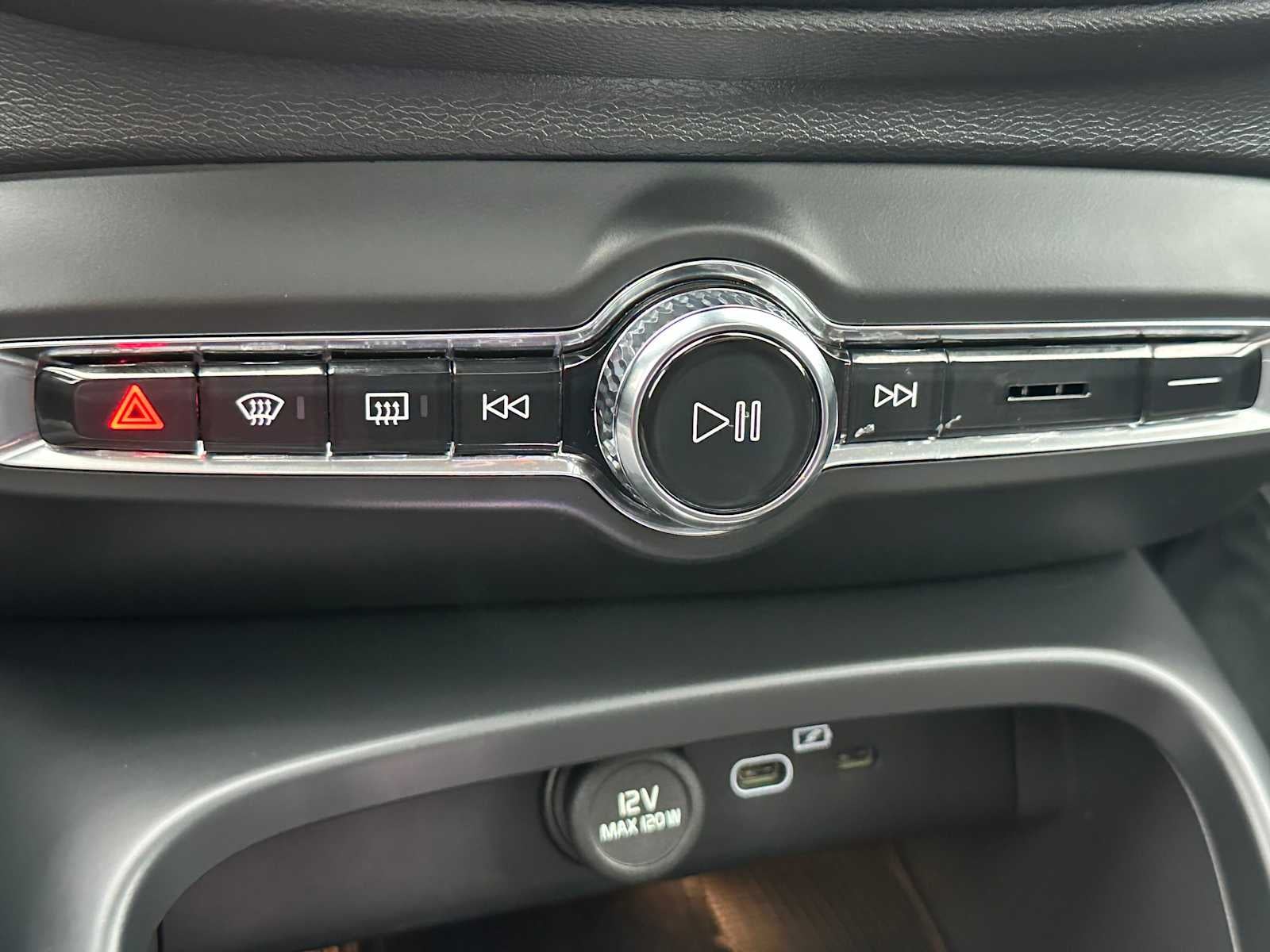 2025 Volvo XC40 Plus Bright Theme