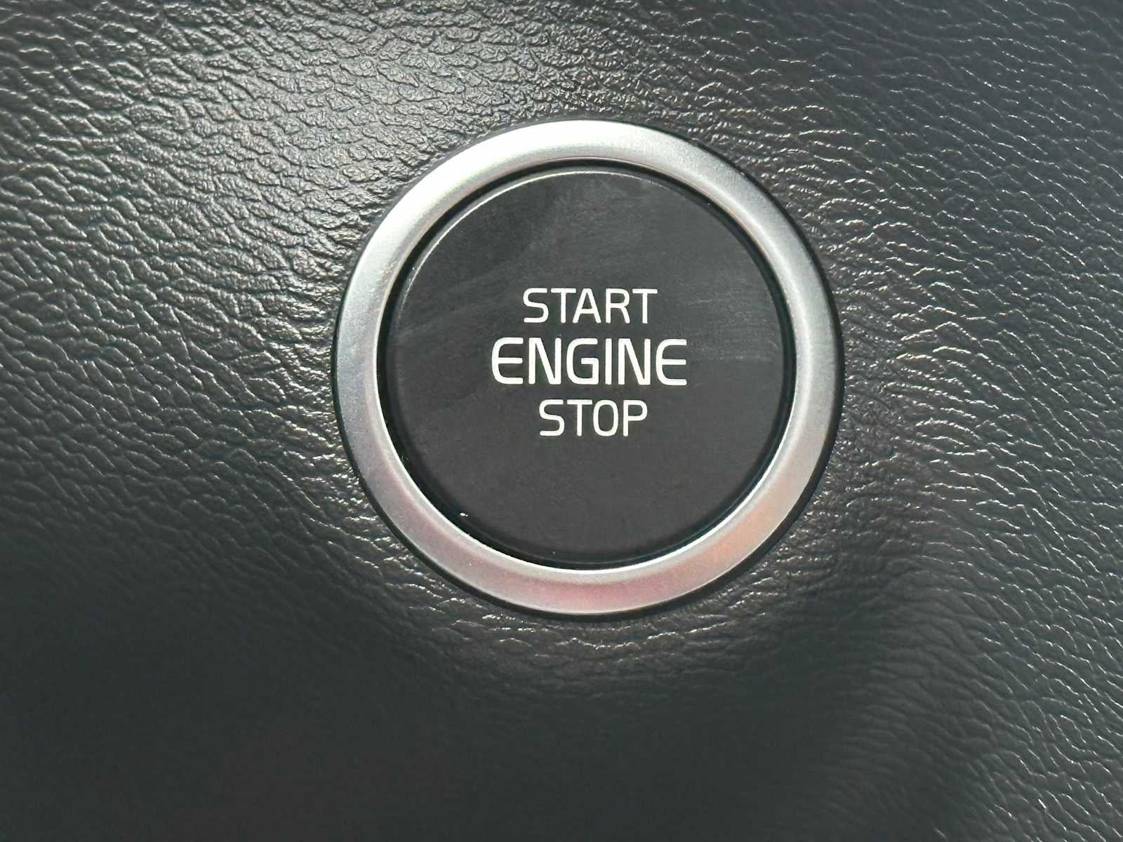 2025 Volvo XC40 Plus Bright Theme