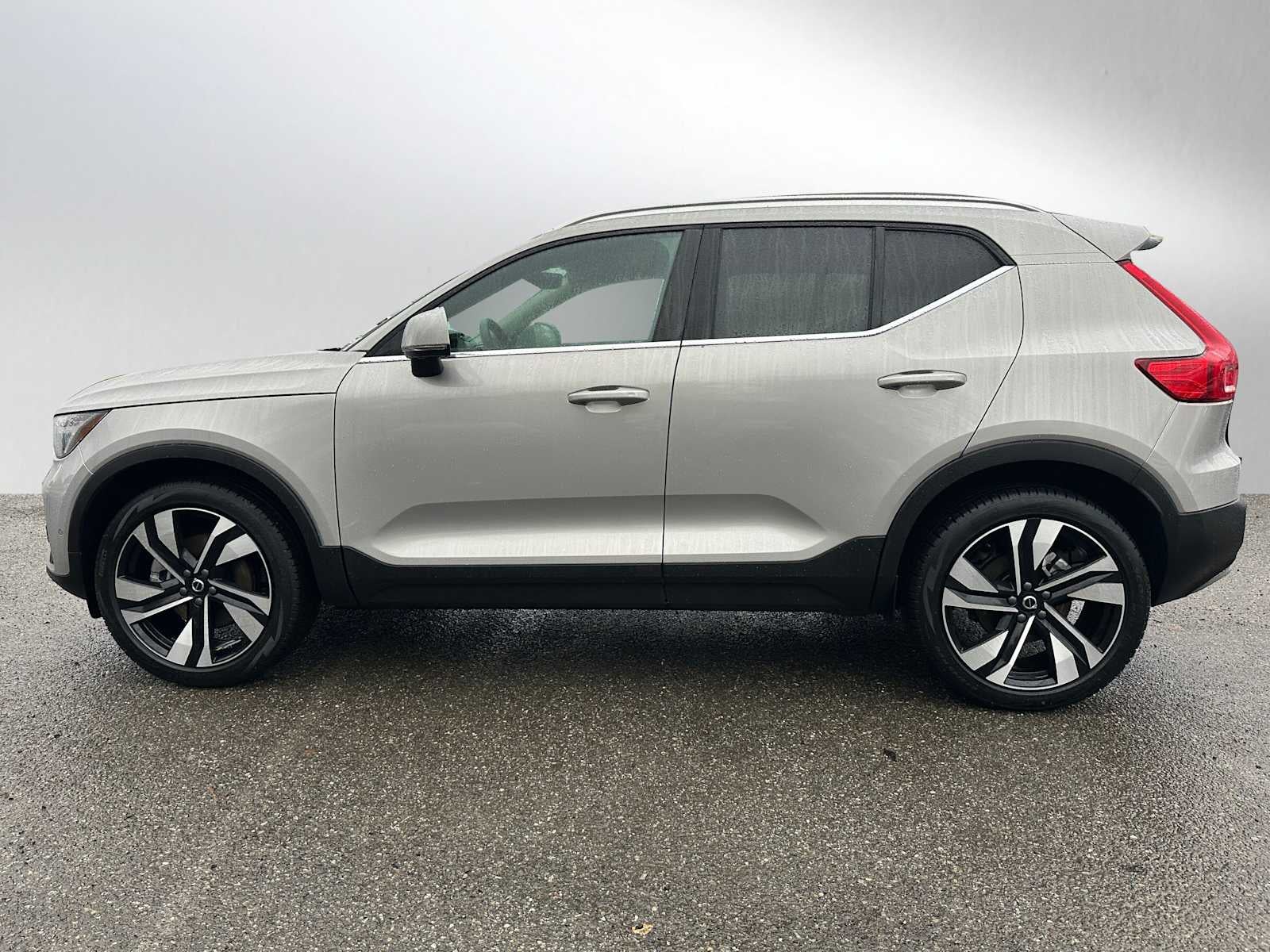 2025 Volvo XC40 Plus Bright Theme